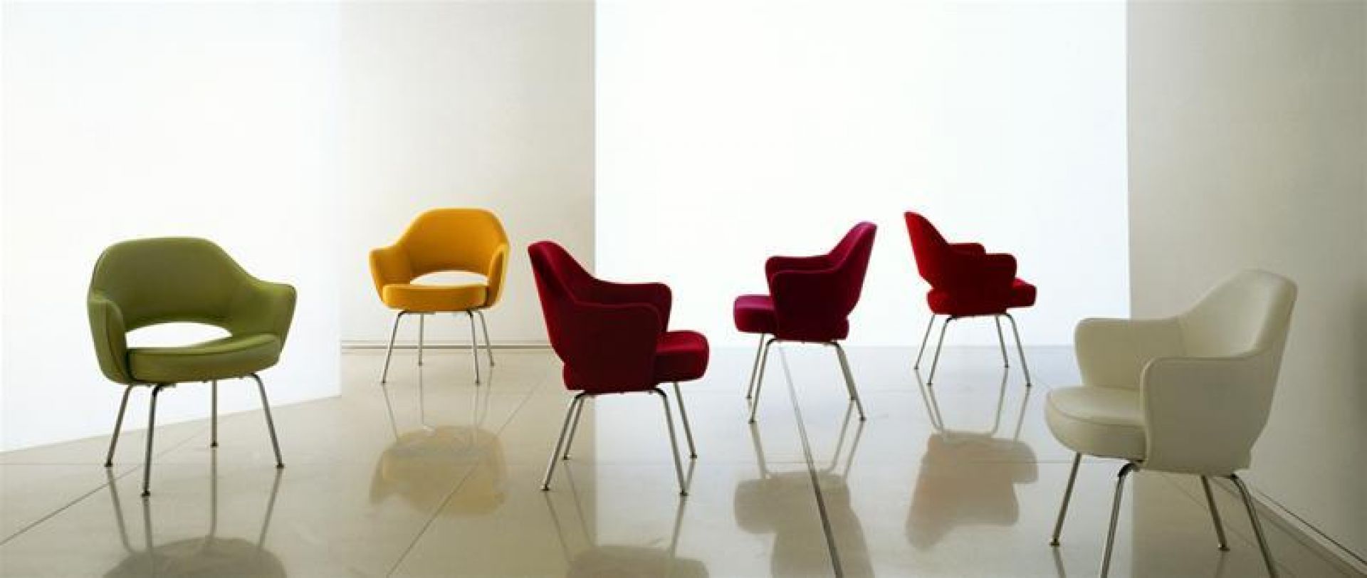 Saarinen Conference Chair von Knoll International in Grün, Gelb, Rot und Weiß auf glänzendem Boden.