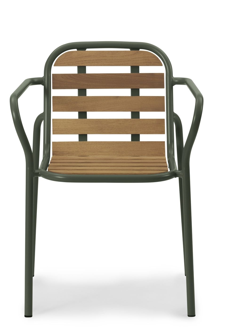 Vorderansicht des Vig Armchair Wood Armlehnstuhls von Normann Copenhagen, Outdoor-Stuhl mit Holzlatten und grünen Metallrahmen.