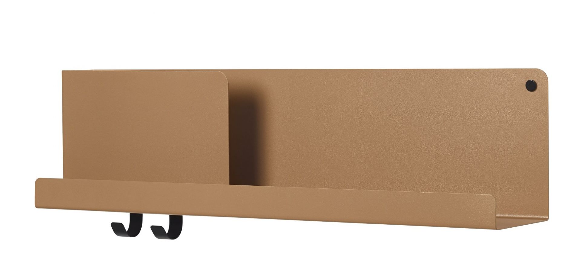 Nahaufnahme des Muuto Folded Shelves Regals in Messing mit Haken zur Wandmontage.