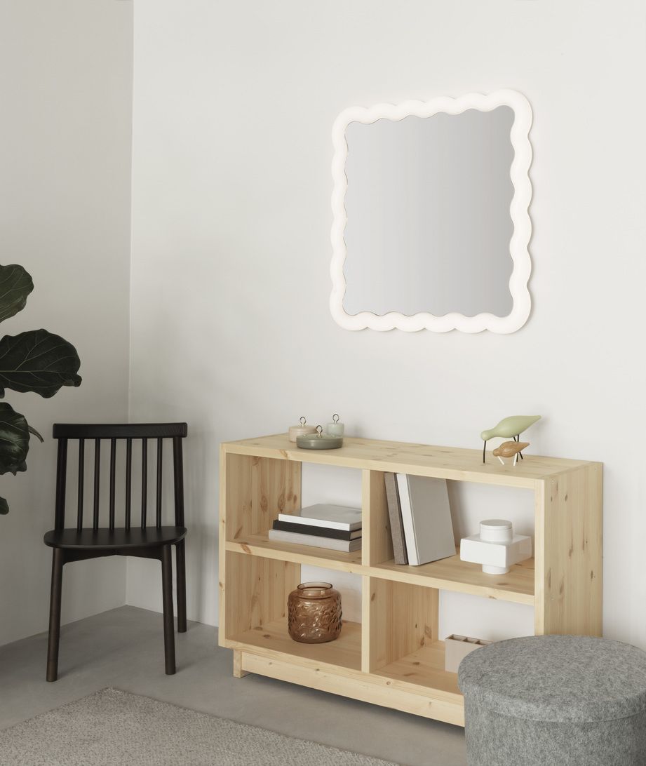 Schwarzer Pind Chair Stuhl von Normann Copenhagen in minimalistischem Wohnambiente mit Holzregal und Spiegel.