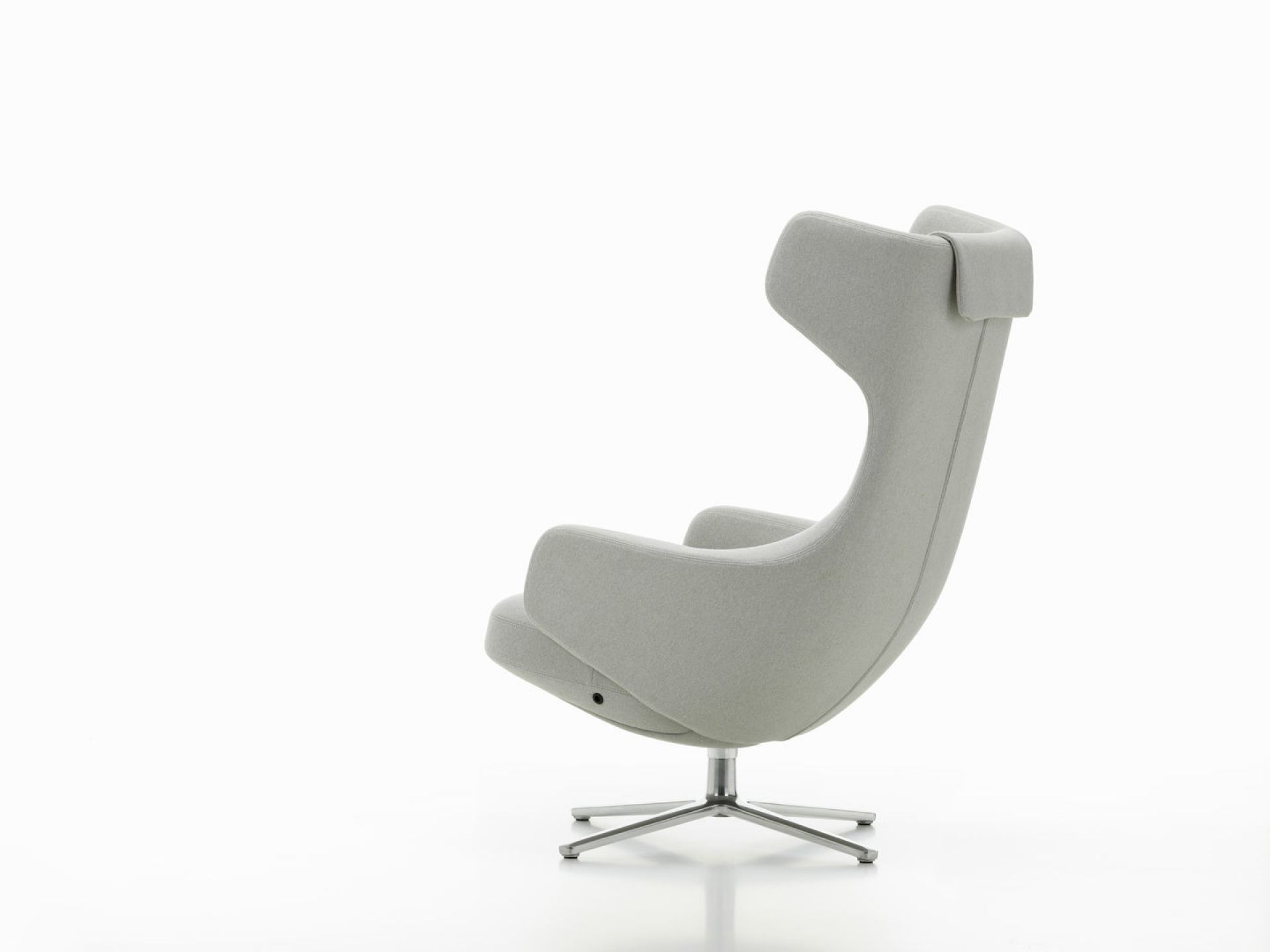 Grauer Grand Repos Sessel von Vitra mit hoher Rückenlehne und Drehfuß auf weißem Hintergrund.