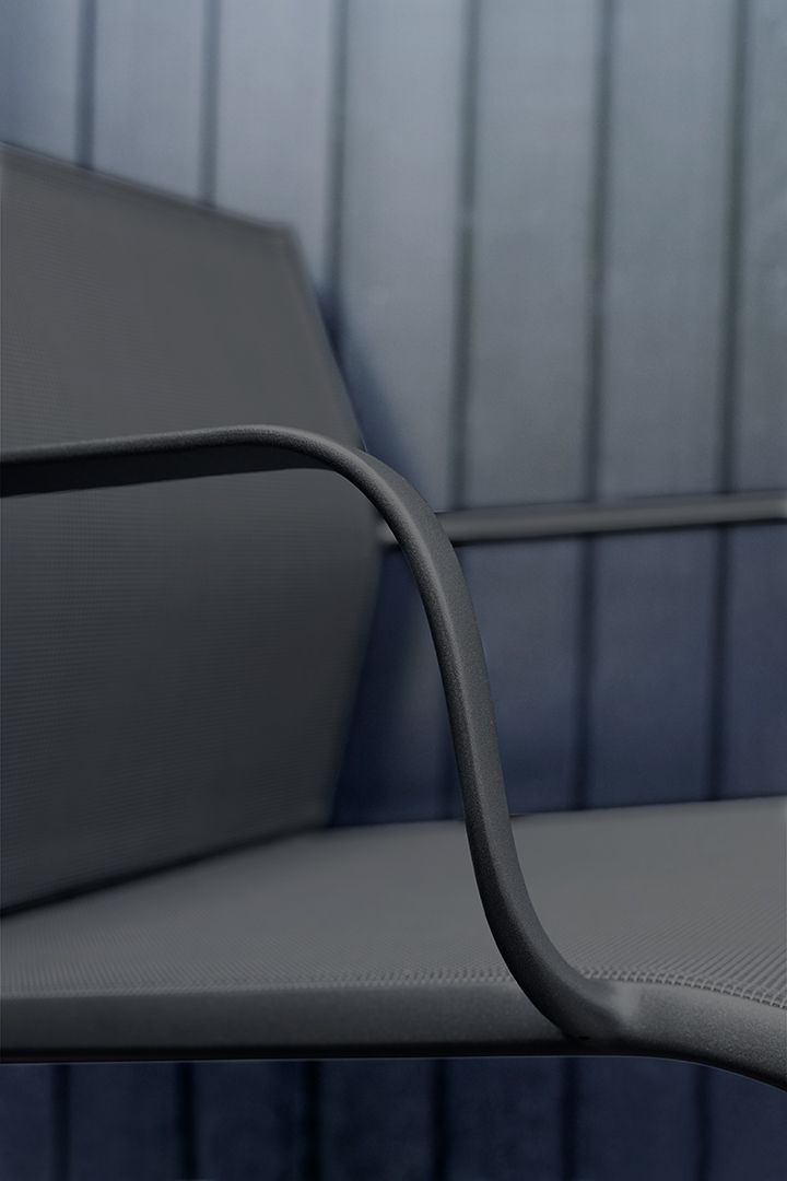 Detailaufnahme: Grauer Cadiz Sessel von Fermob, Armlehne und Sitzfläche für den Outdoor-Bereich.