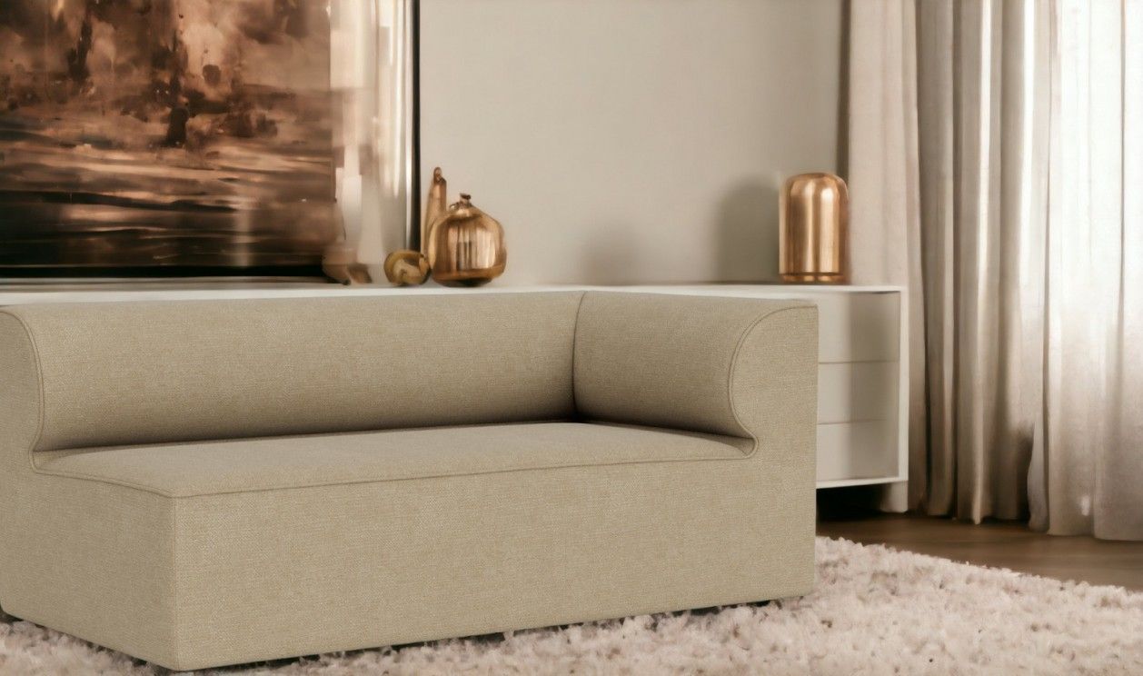 Beige Eave Modular Sofa Ecke von Audo Copenhagen auf flauschigem Teppich. Modernes Wohnzimmer Design.