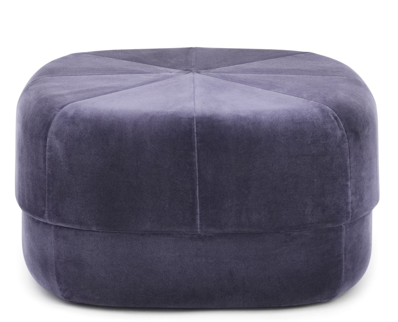 Nahaufnahme des Circus Pouf Large Hockers von Normann Copenhagen in lila Samtoptik.