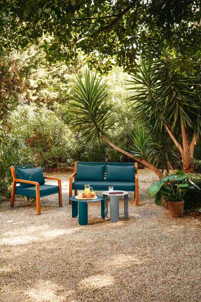Somerset Sessel von Fermob für den Außenbereich in Szene gesetzt mit passendem Outdoor-Sofa.