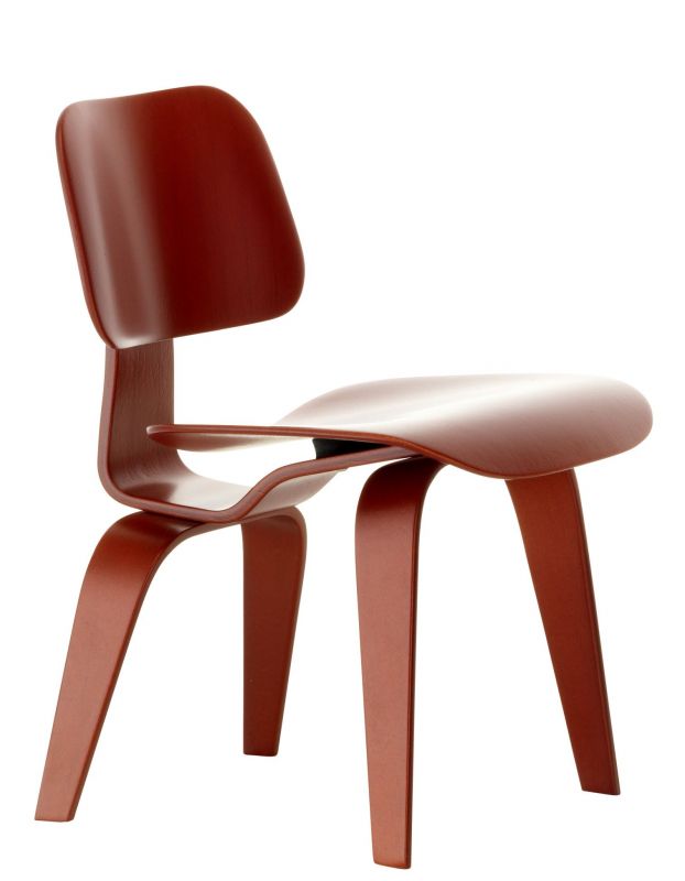 Brauner DCW Stuhl von Vitra, Miniatur-Designklassiker aus Holz, ikonisches Möbelstück für Sammler.