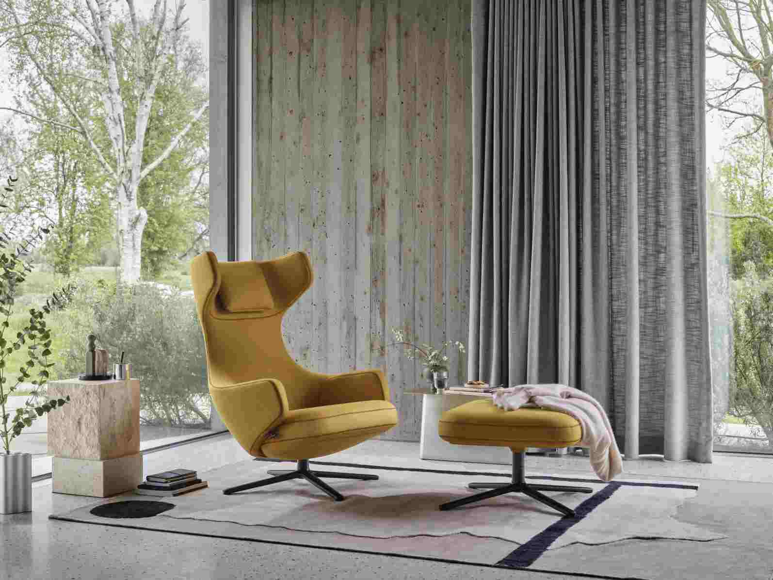 Grand Repos Sessel mit Ottoman in Rauchblau, Premium Leder und Kontrastnaht von Vitra.