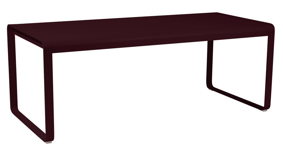 Bellevie Tisch von Fermob für den Außenbereich, moderner Gartentisch in Pflaume, minimalistisches Design.
