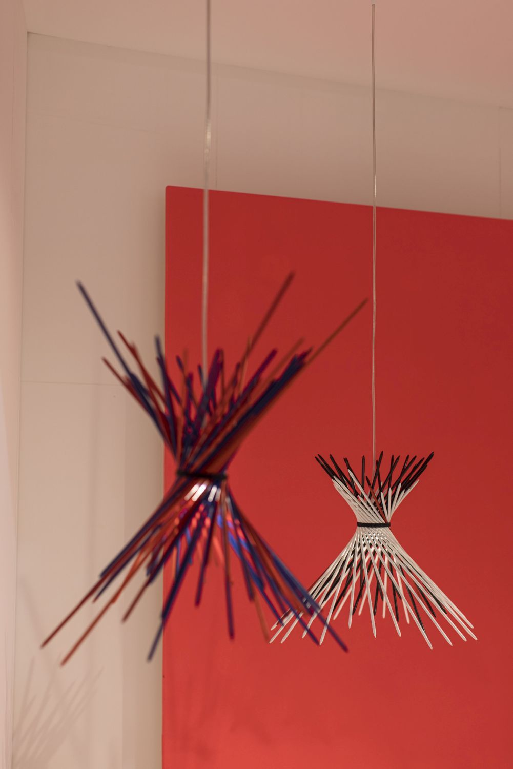 Zwei Ingo Maurer Pic-A-Stic Pendelleuchten in Rot, Blau und Weiß, moderne Design Hängelampe für Wohnzimmer.