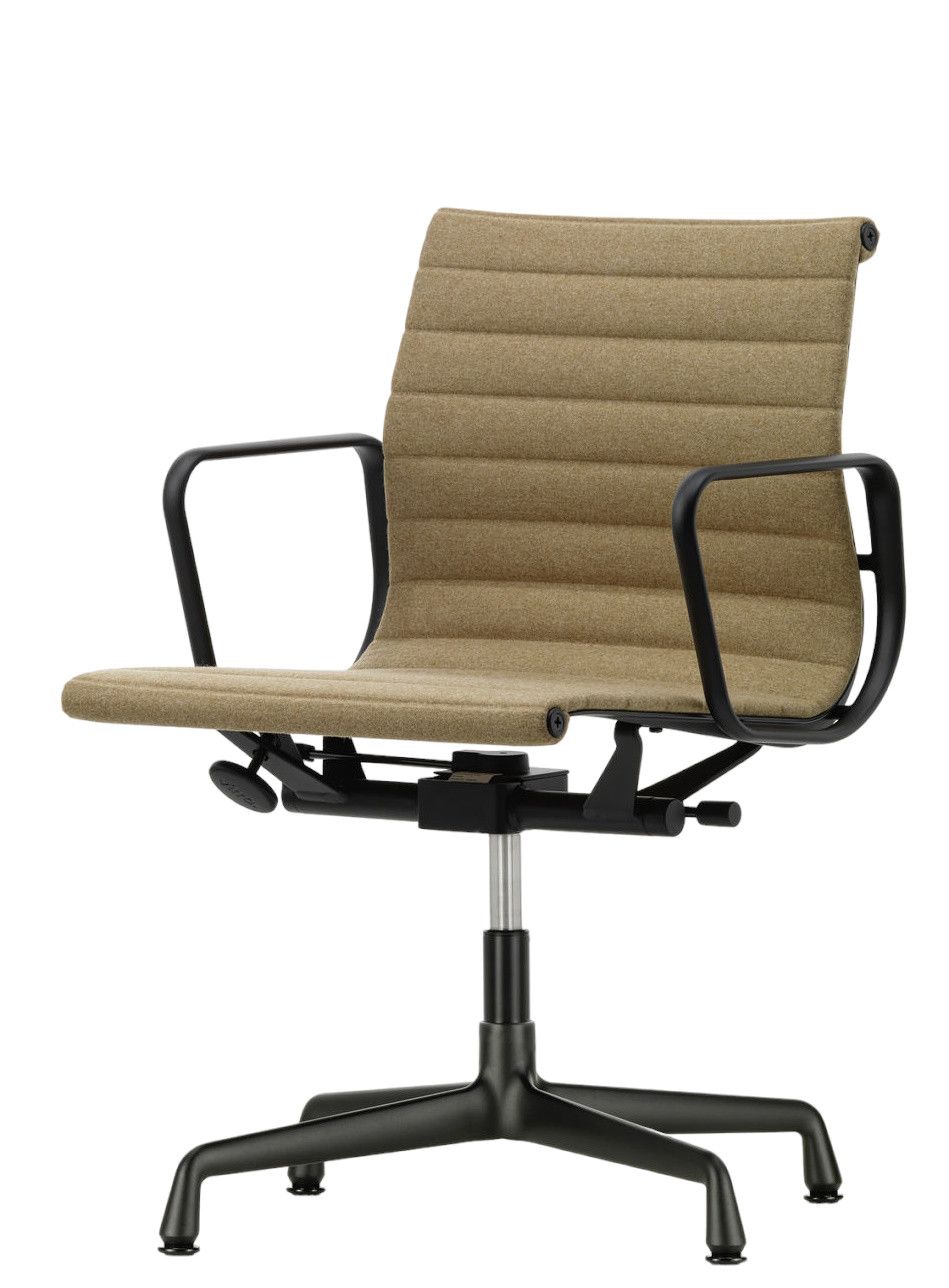 Nahaufnahme des Vitra Aluminium Chair EA 132 in Beige mit schwarzem Gestell.