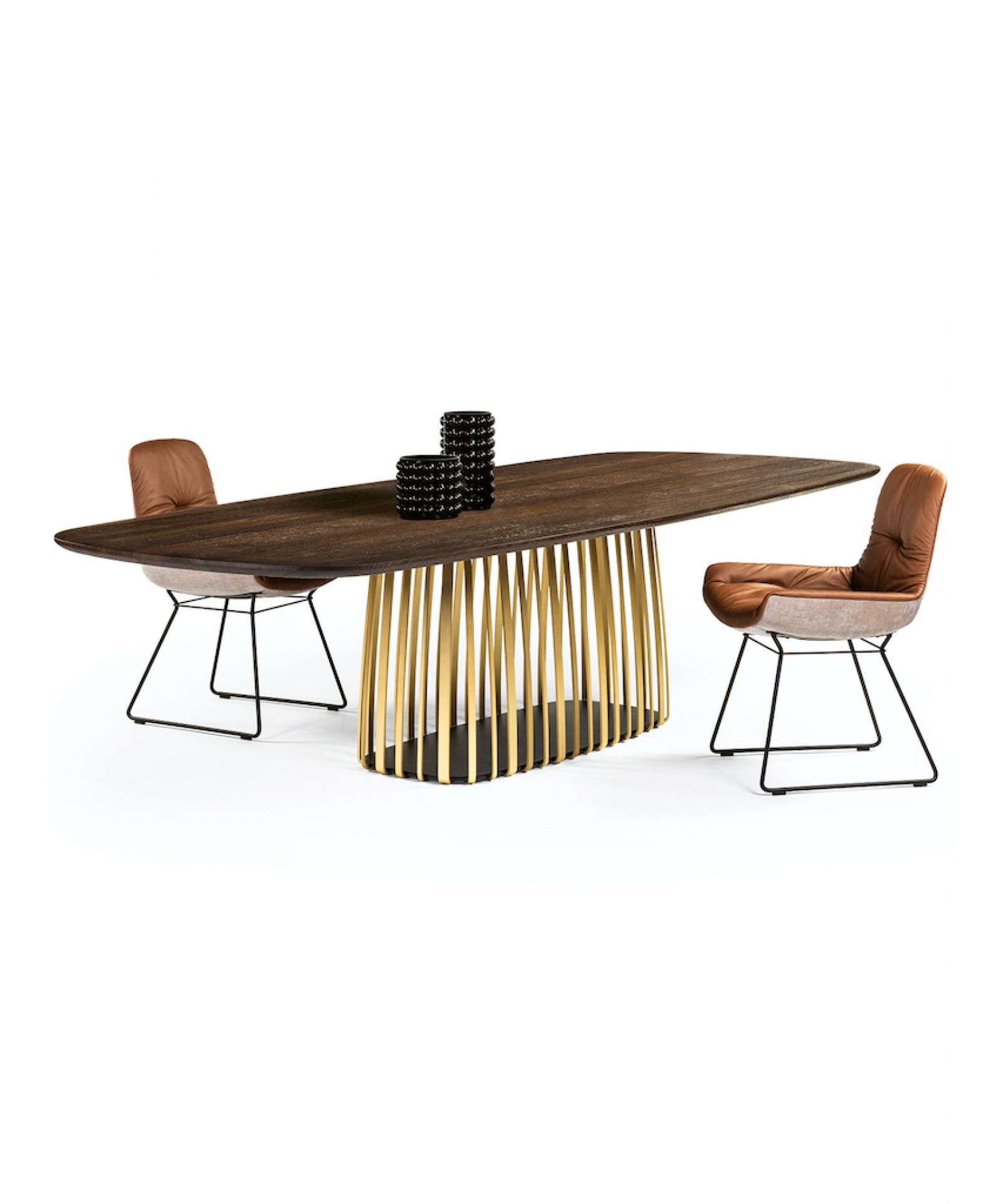 BC 07 Basket Tisch von Janua mit Eichenplatte, Bootsform und goldenem Untergestell.