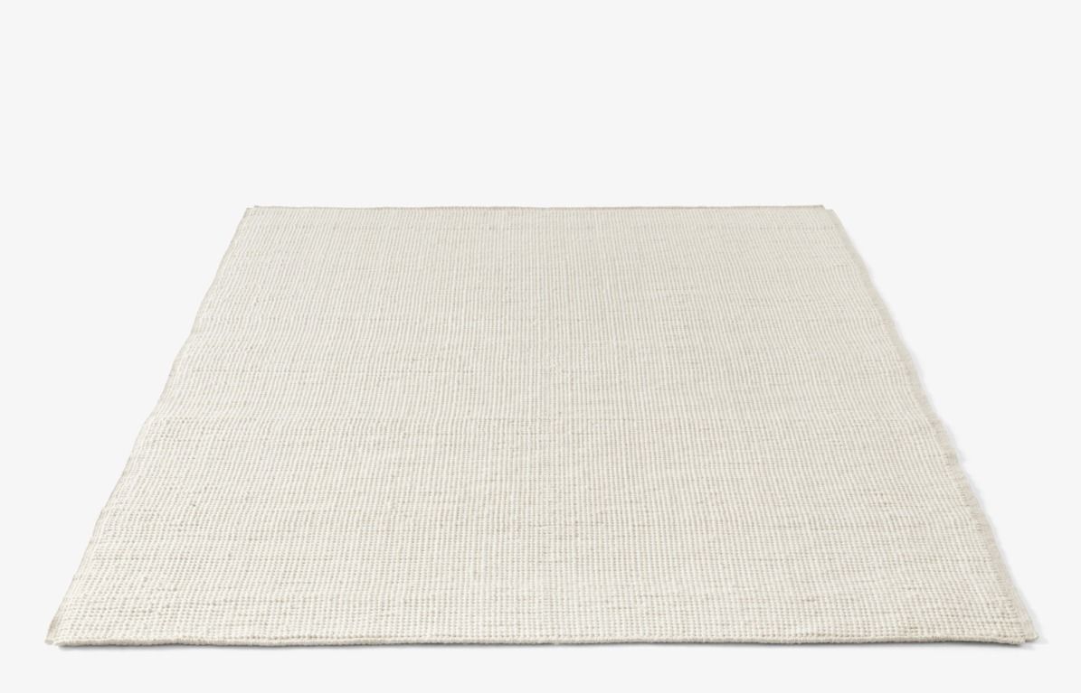 AndTradition Collect Rug SC84/SC85: Detailaufnahme des gewebten Wollteppichs in Naturweiß, minimalistisches Design.
