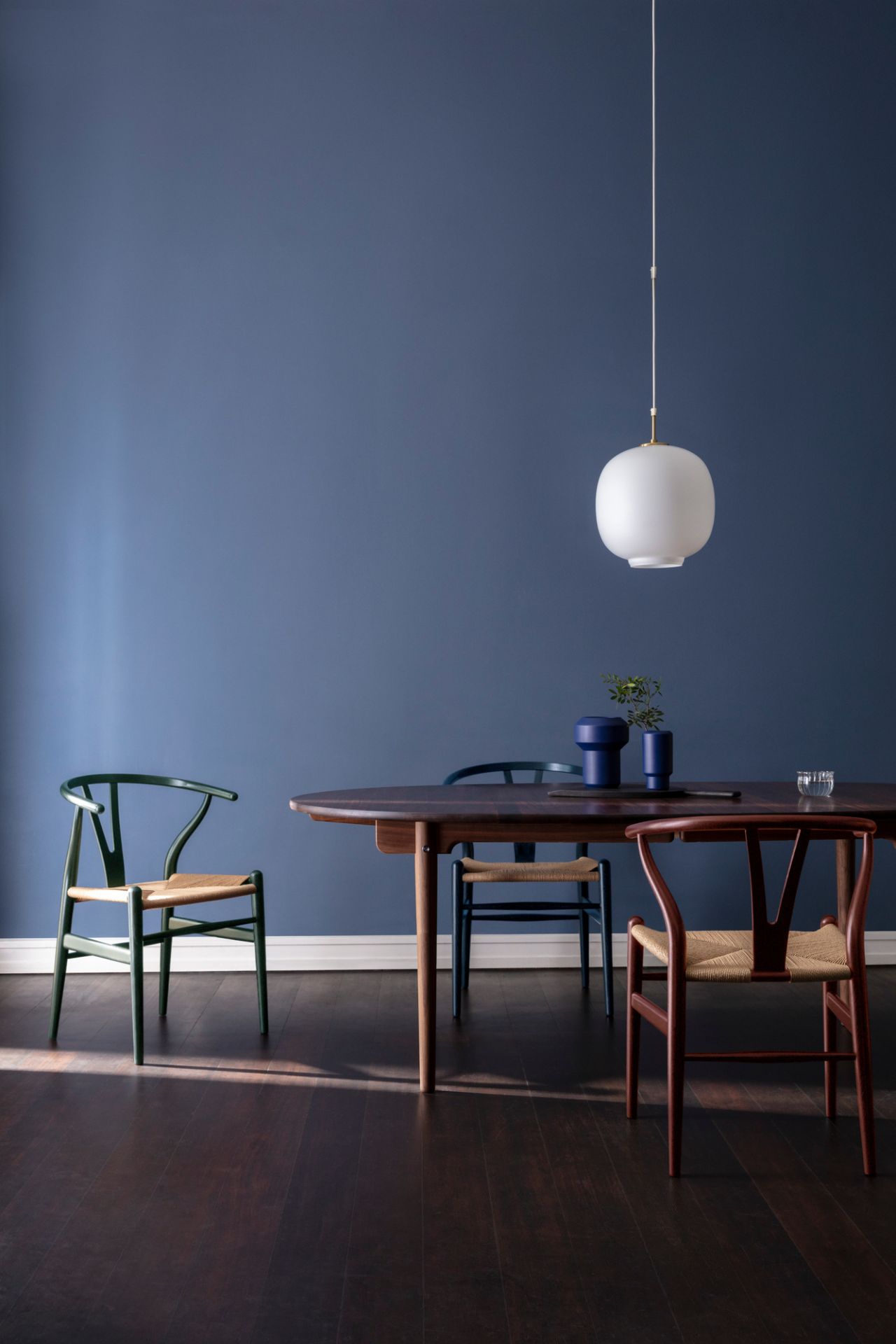 CH24 Wishbone Chair Limited Edition in Russet & Blues am Esstisch mit Pendelleuchte.