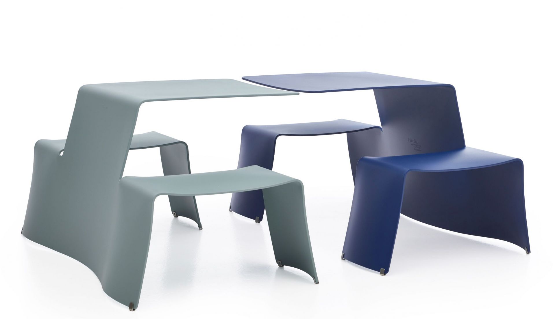 Extremis Picnik Tisch und Sitz Kombination für den Außenbereich, modernes Design in Blau und Grau.