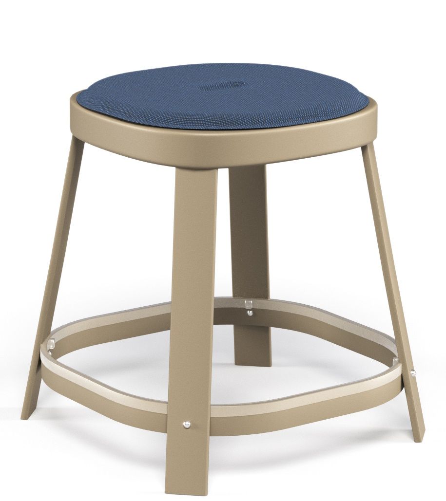 Thor Dining Stool: Niedriger Barhocker von Emu für den Außenbereich mit blauem Sitzpolster.
