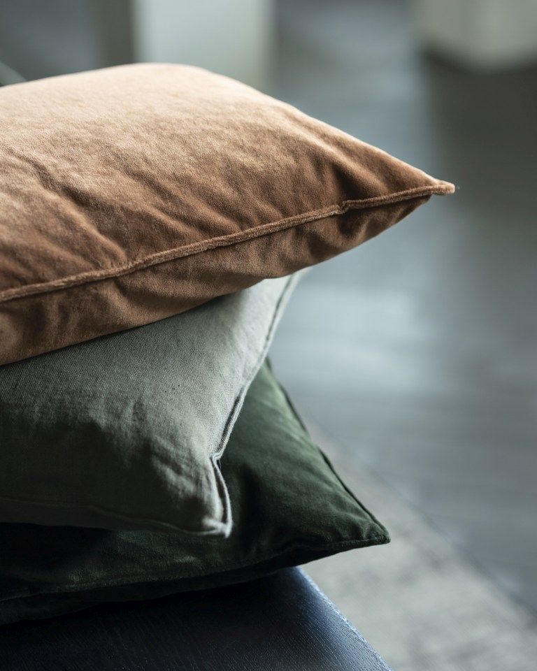 Stapel aus drei Ethnicraft Velvet Kissen in Braun, Grau und Grün, Dekokissen für Sofa.
