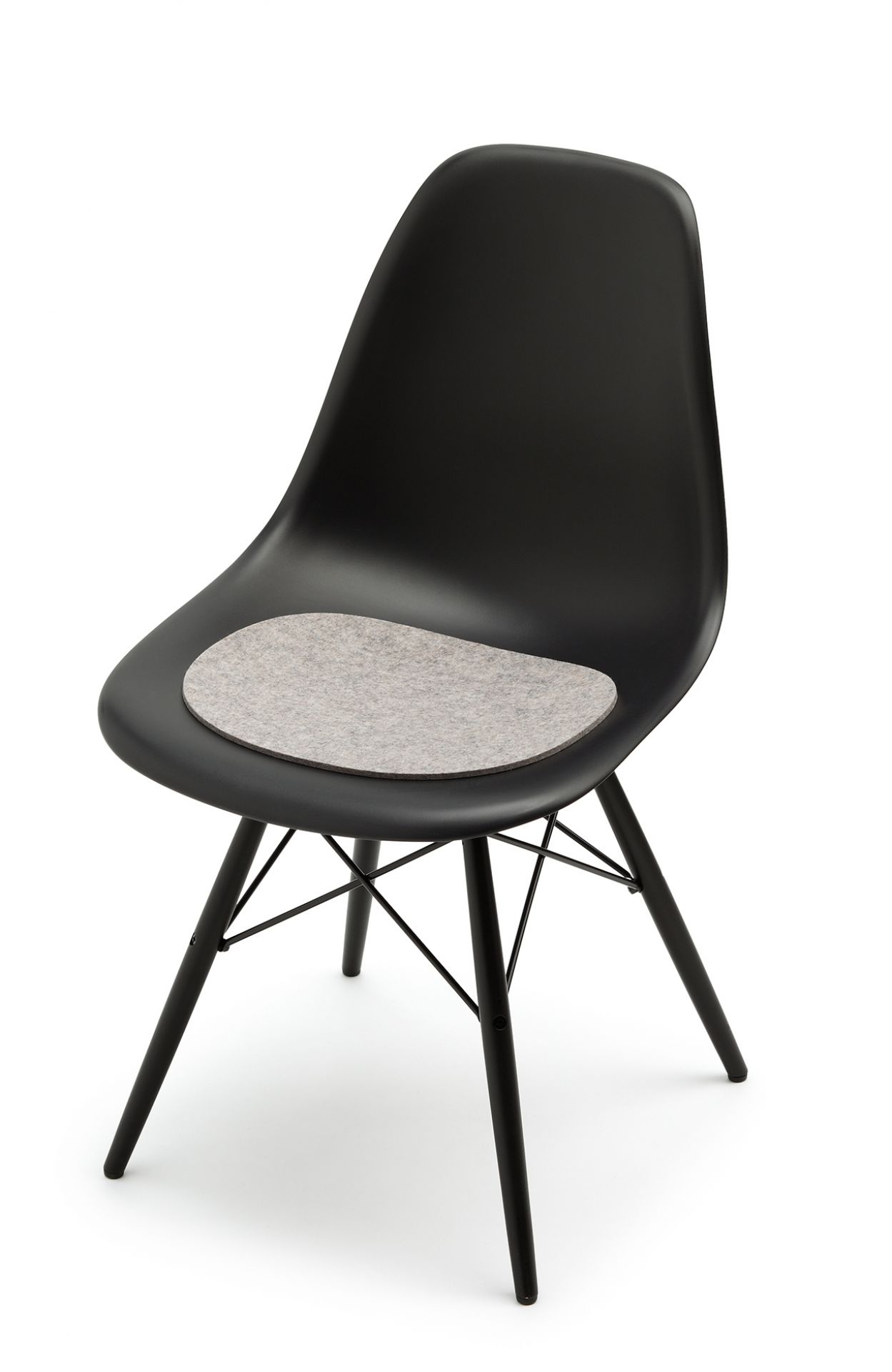 Graphitfarbener Eames Plastic Side Chair mit Filz-Sitzauflage von Hey Sign für mehr Sitzkomfort.
