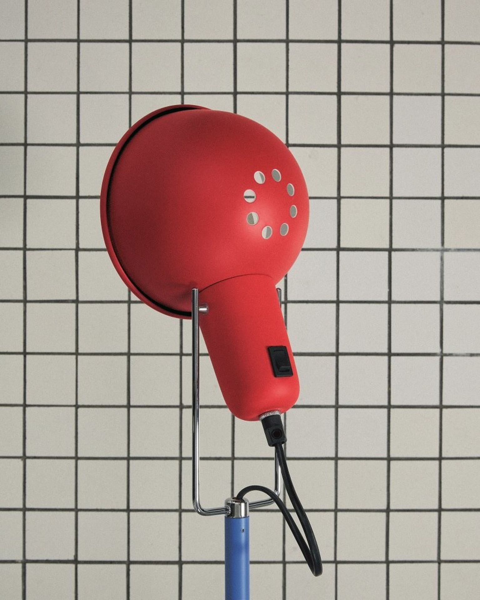 Rote 265 Chromatica Wandleuchte von Flos, modernes Design mit Schalter und Kabelführung.