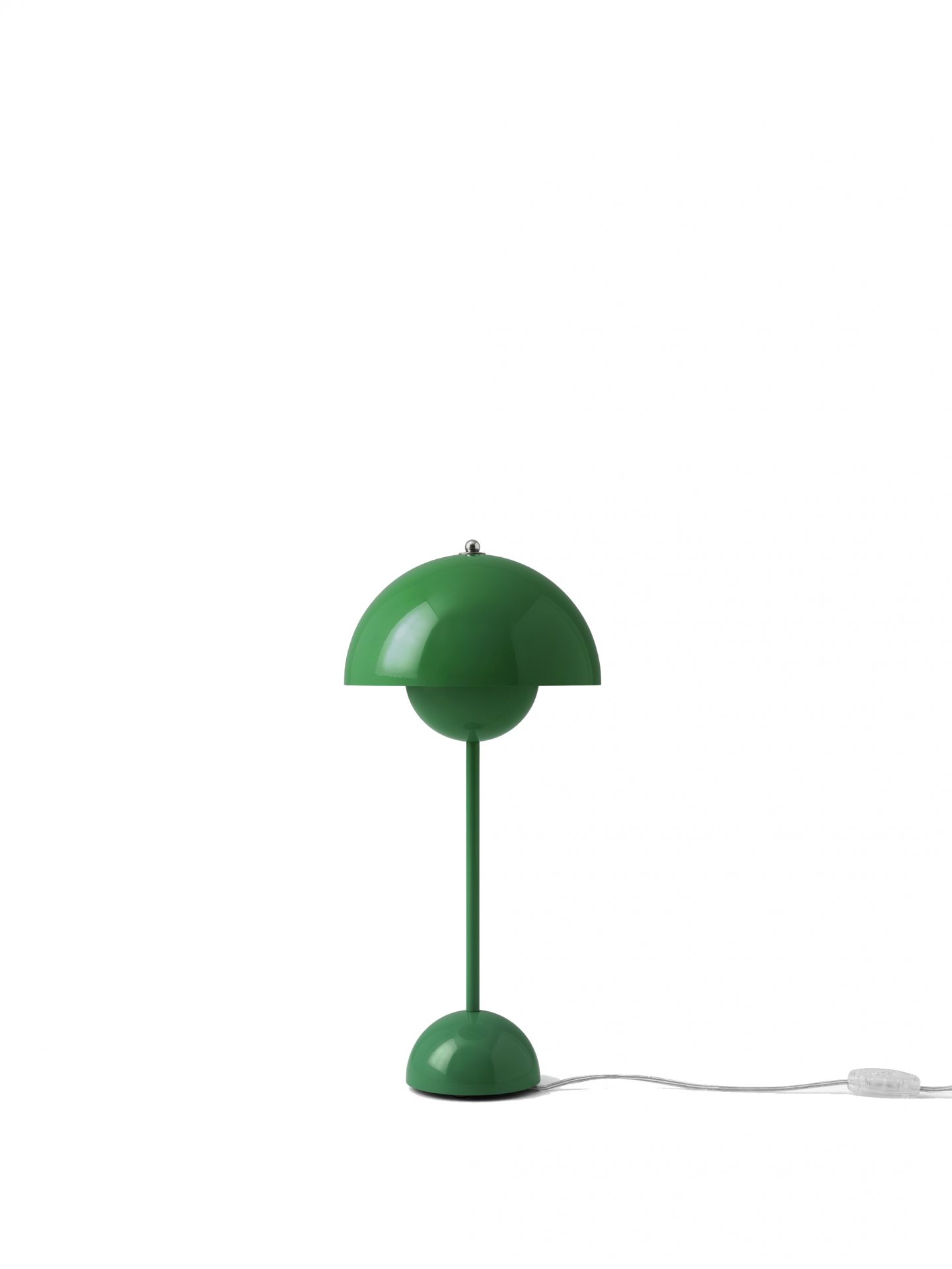 Grüne Flowerpot VP3 Tischleuchte von AndTradition, modernes Design mit halbrunden Lampenschirmen und Kabel.