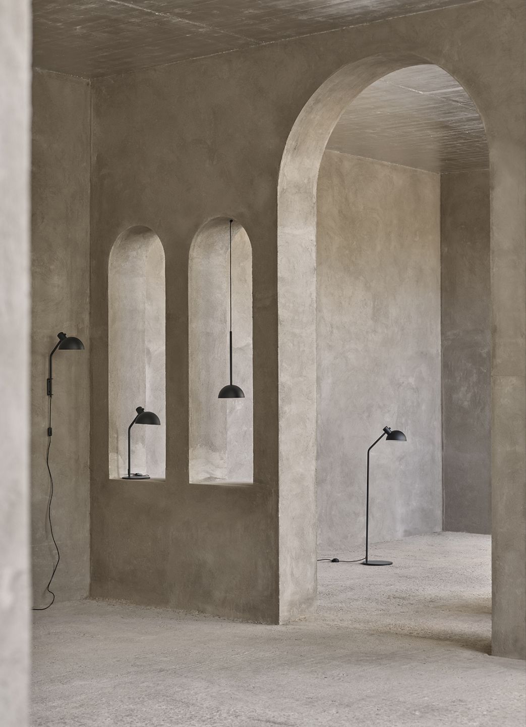 MO320 Stehleuchte von Carl Hansen & Søn in weiß, minimalistisches Design in einem Raum.
