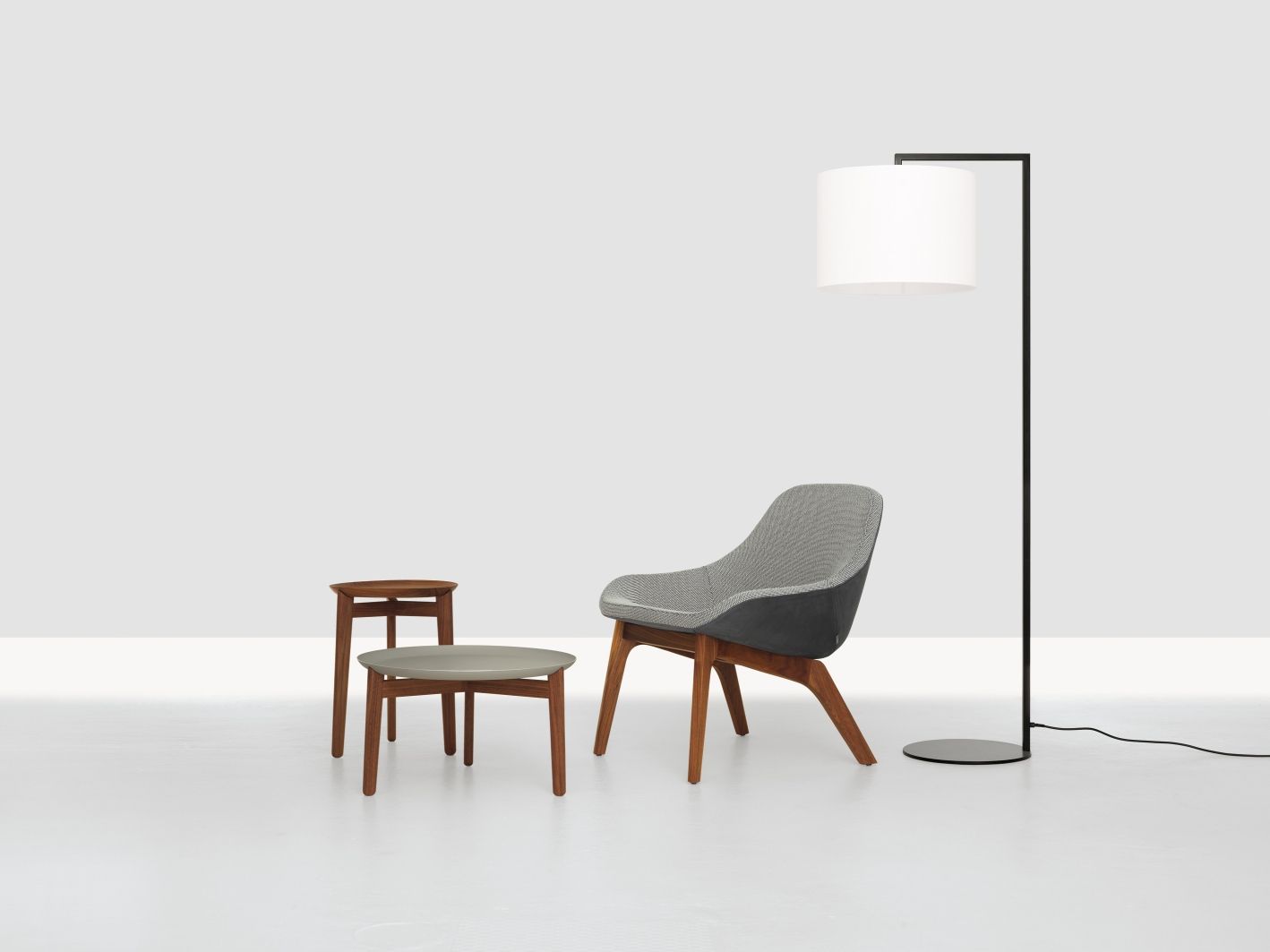 Morph Lounge Chair Sessel mit Beistelltischen und Stehlampe, modernes Möbeldesign für Wohnzimmer und Büro.