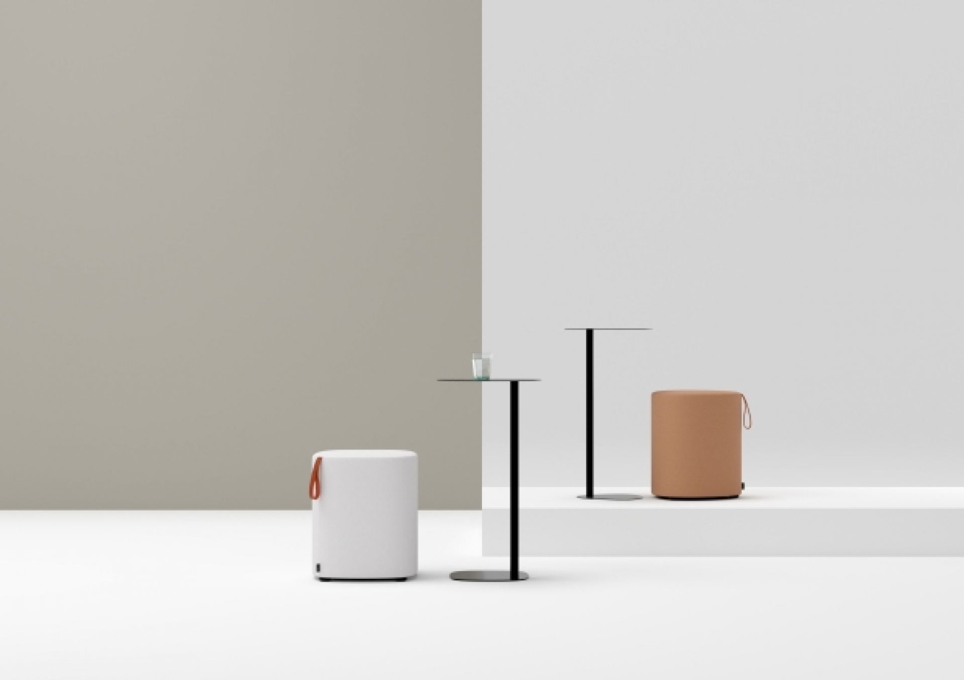 Cascando Pully Hocker in Weiß und Braun mit Griff und Beistelltischen.
