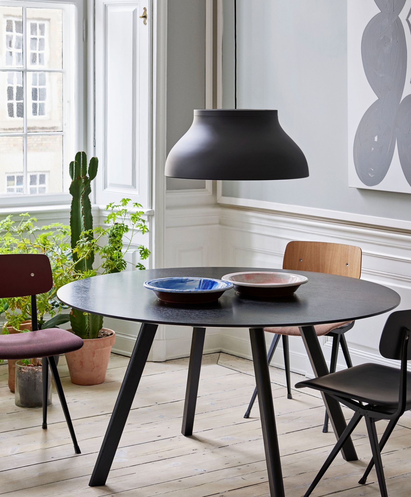 Copenhague Table CPH25 runder Esstisch von Hay in dunklem Holz mit passenden Stühlen.