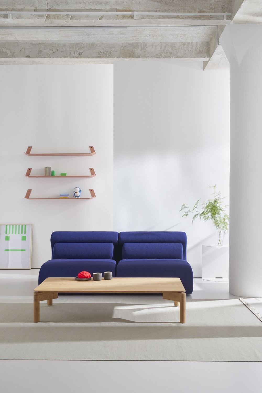 OLA Sofa Lounge Chair in Bouclé Moon White, modernes Wohnzimmer Interieur.