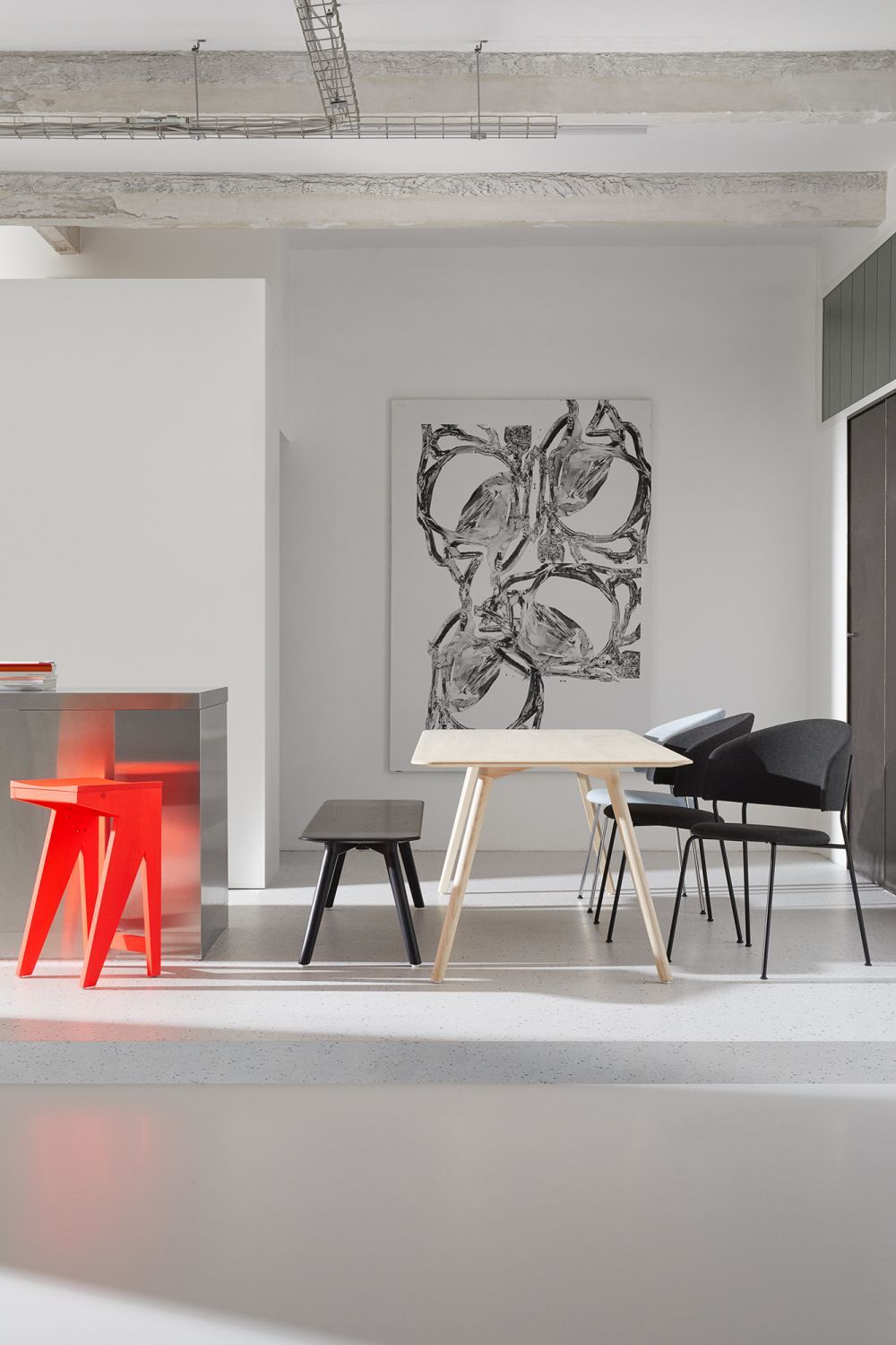 MEYER Tisch Large OUT aus hellem Holz mit Stühlen und Bank in modernem Interieur.