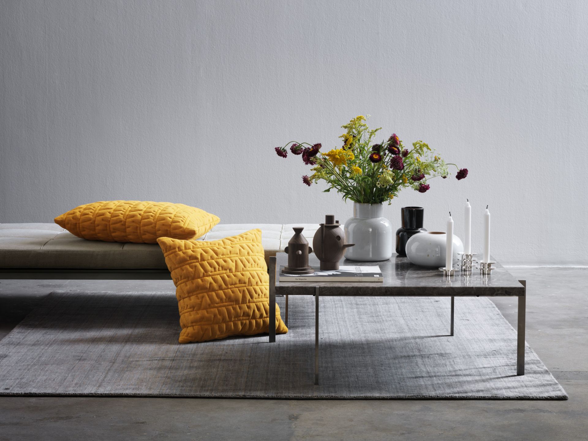 Nahaufnahme einer Fritz Hansen Vase, runde Töpferware, Einzelstück, mit Blumen auf einem Marmortisch.