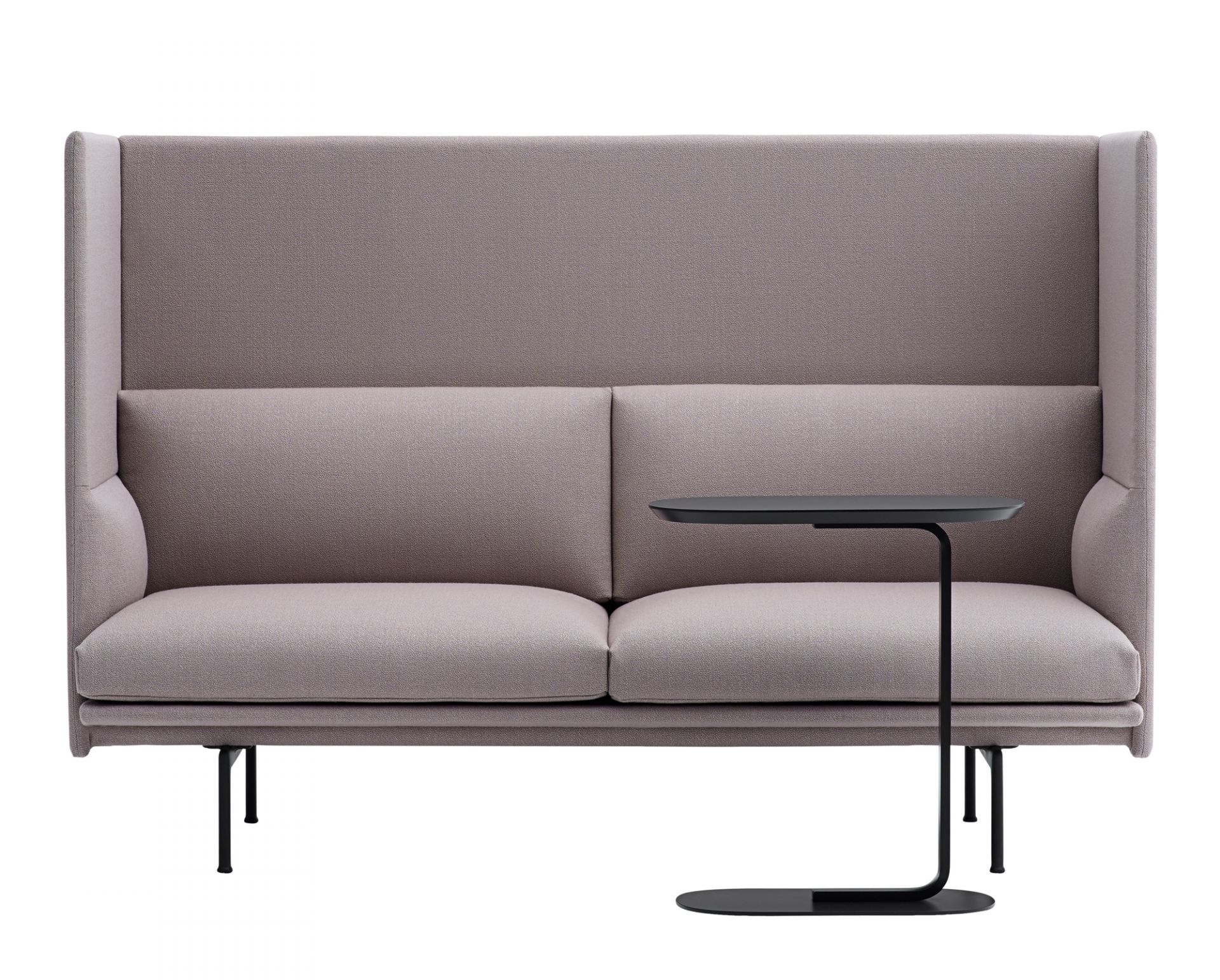 Nahaufnahme des Muuto Relate Side Table Beistelltisch Low in Schwarz, neben einem grauen Sofa platziert.