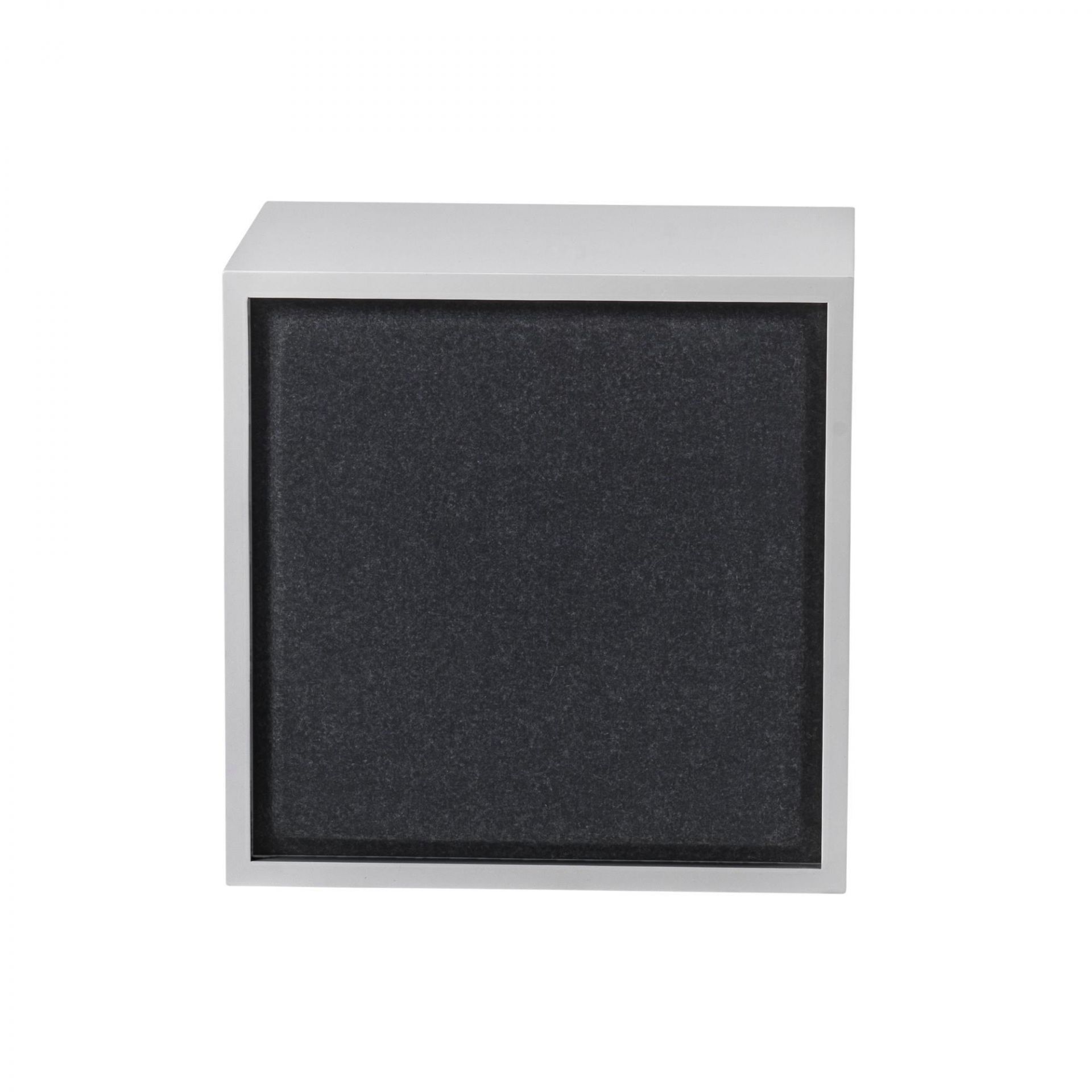 Nahaufnahme: Muuto Stacked Regalsystem mit Akustikpaneel in Schwarz melange. Schallabsorption für Büro und Zuhause.