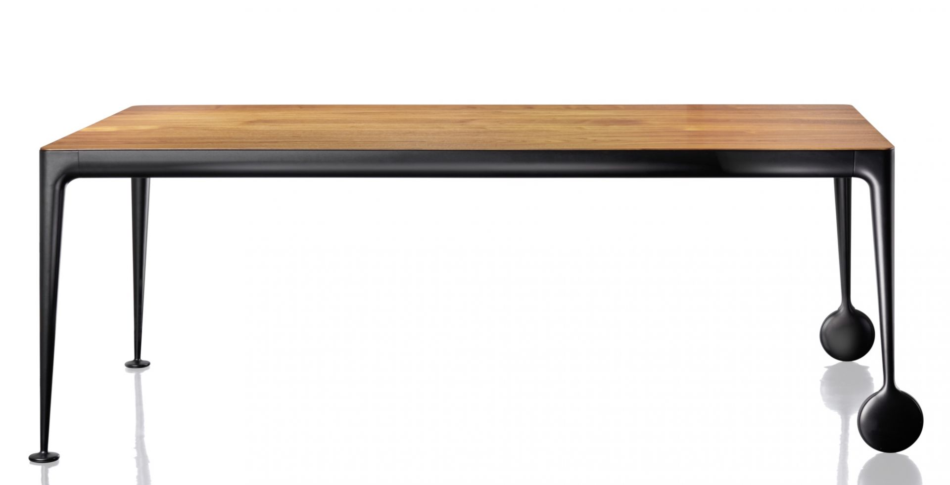 Big Will Table von Magis: Moderner Esstisch mit Holzplatte und rollbaren, schwarzen Beinen.