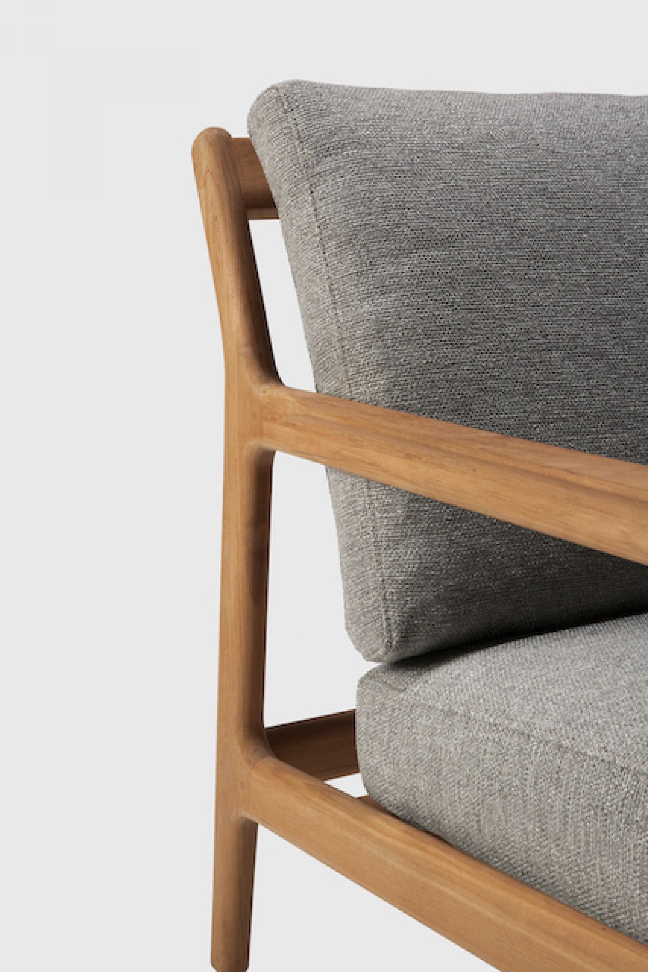 Detailaufnahme: Jack Outdoor Loungesessel mit Teakholzrahmen und grauem Stoffbezug. Outdoor Möbel für Garten und Terrasse.