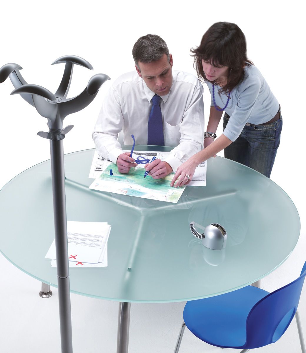 Hannibal Tape Dispenser Klebefilmabroller Rexite auf Glastisch mit zwei Personen bei der Arbeit. Bürobedarf und Einrichtung.