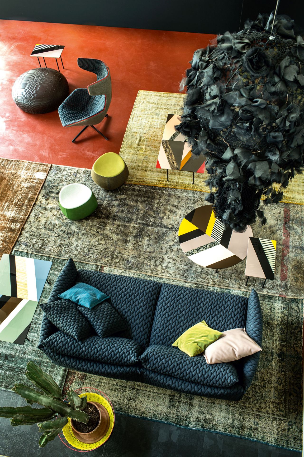 Ansicht von oben: Design-Interieur mit Moroso Tisch, Sofa, Sessel, Teppichen und Dekoration.