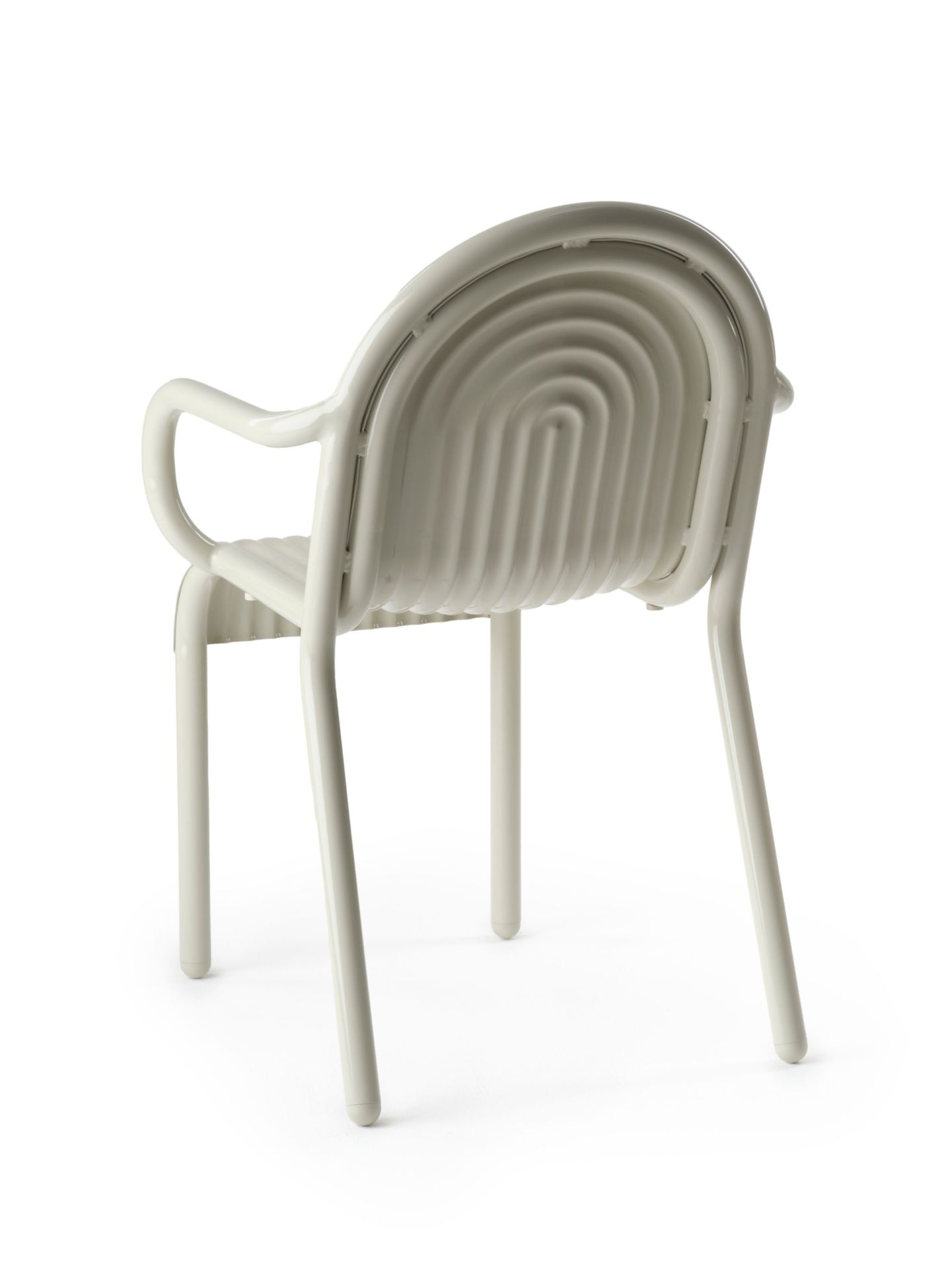 Rückansicht des Groove Armlehnstuhls von Tom Dixon in Putty, ein moderner Outdoor-Stuhl.