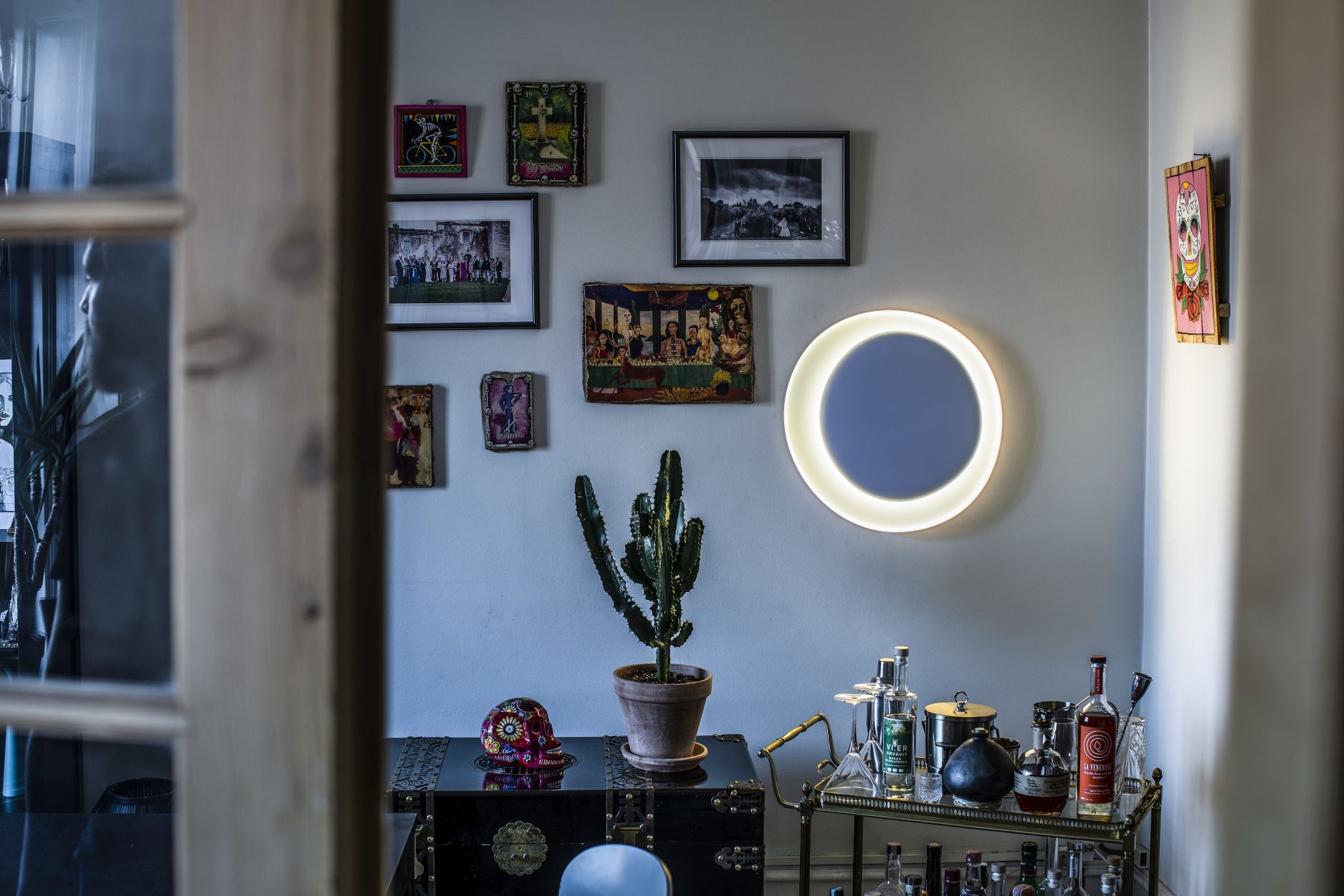 Nahaufnahme der Foscarini Bahia Mini Wandleuchte, modernes Design mit indirektem Licht in stilvollem Wohnambiente.