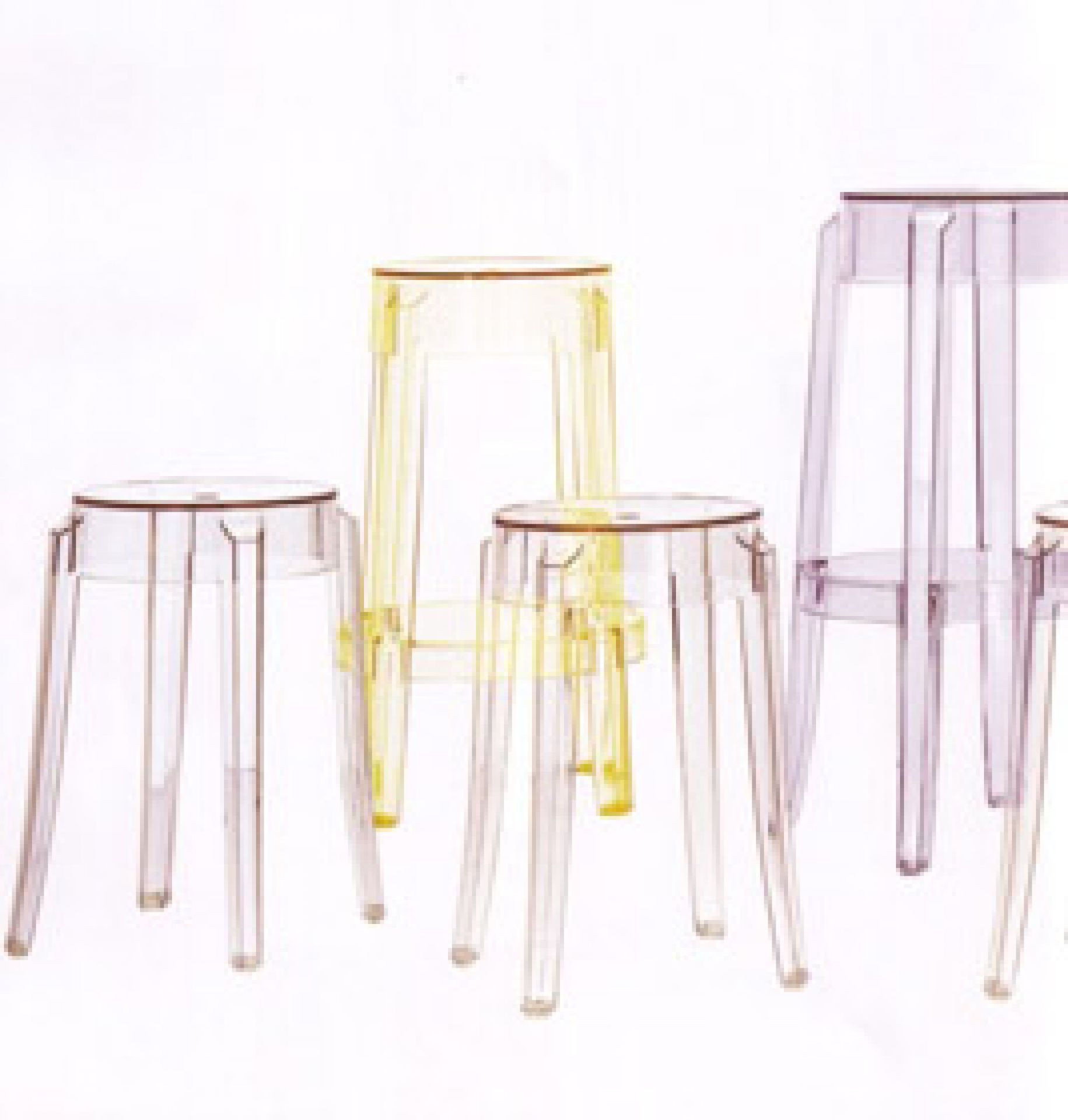 Zwei transparente Charles Ghost Hocker von Kartell, modernes Design Sitzmöbel für Küche oder Bar.