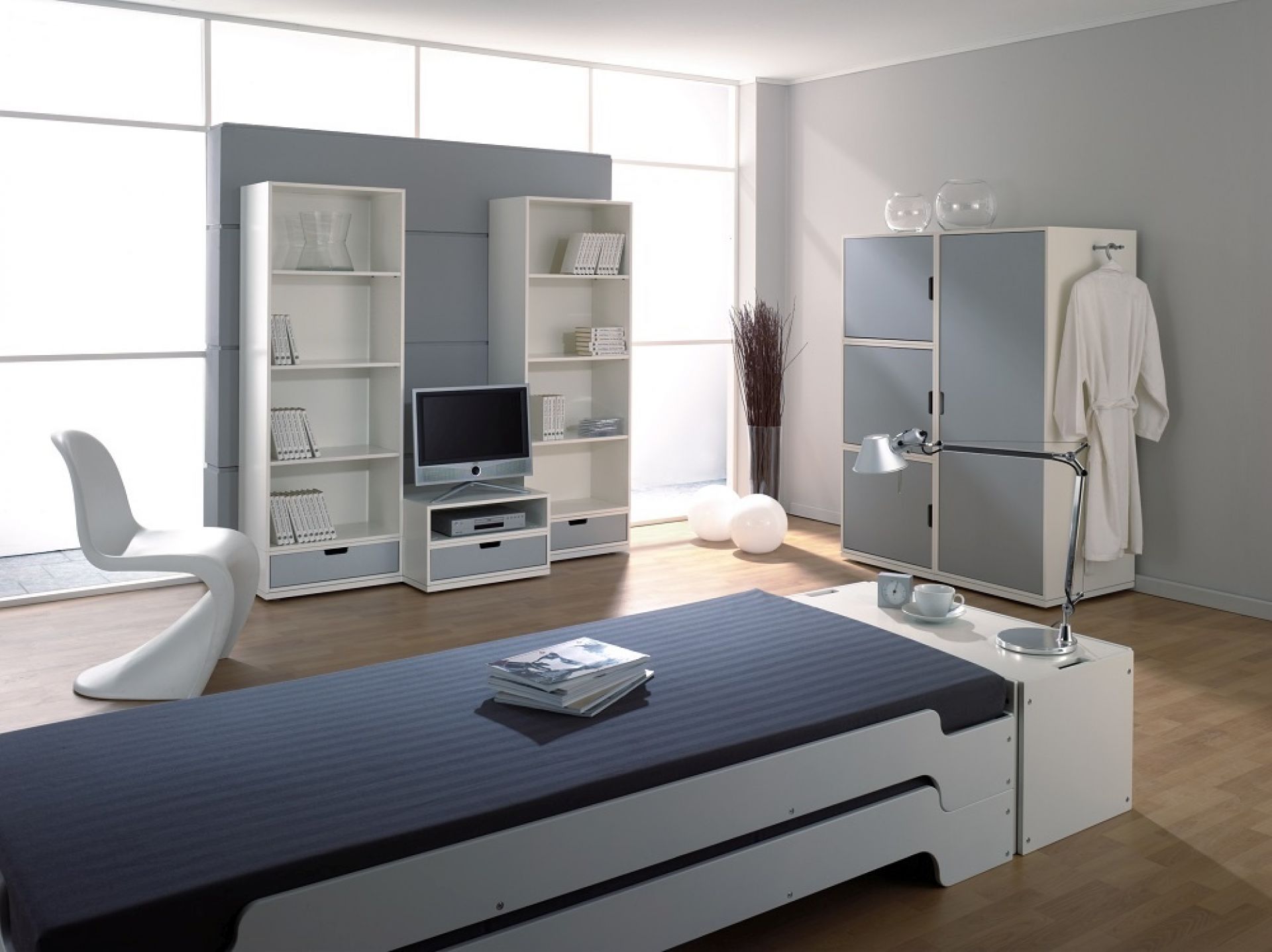 Modernes Schlafzimmer mit Bettkasten von Müller Möbelwerkstätten, minimalistisches Design und Stauraum für kleine Räume.