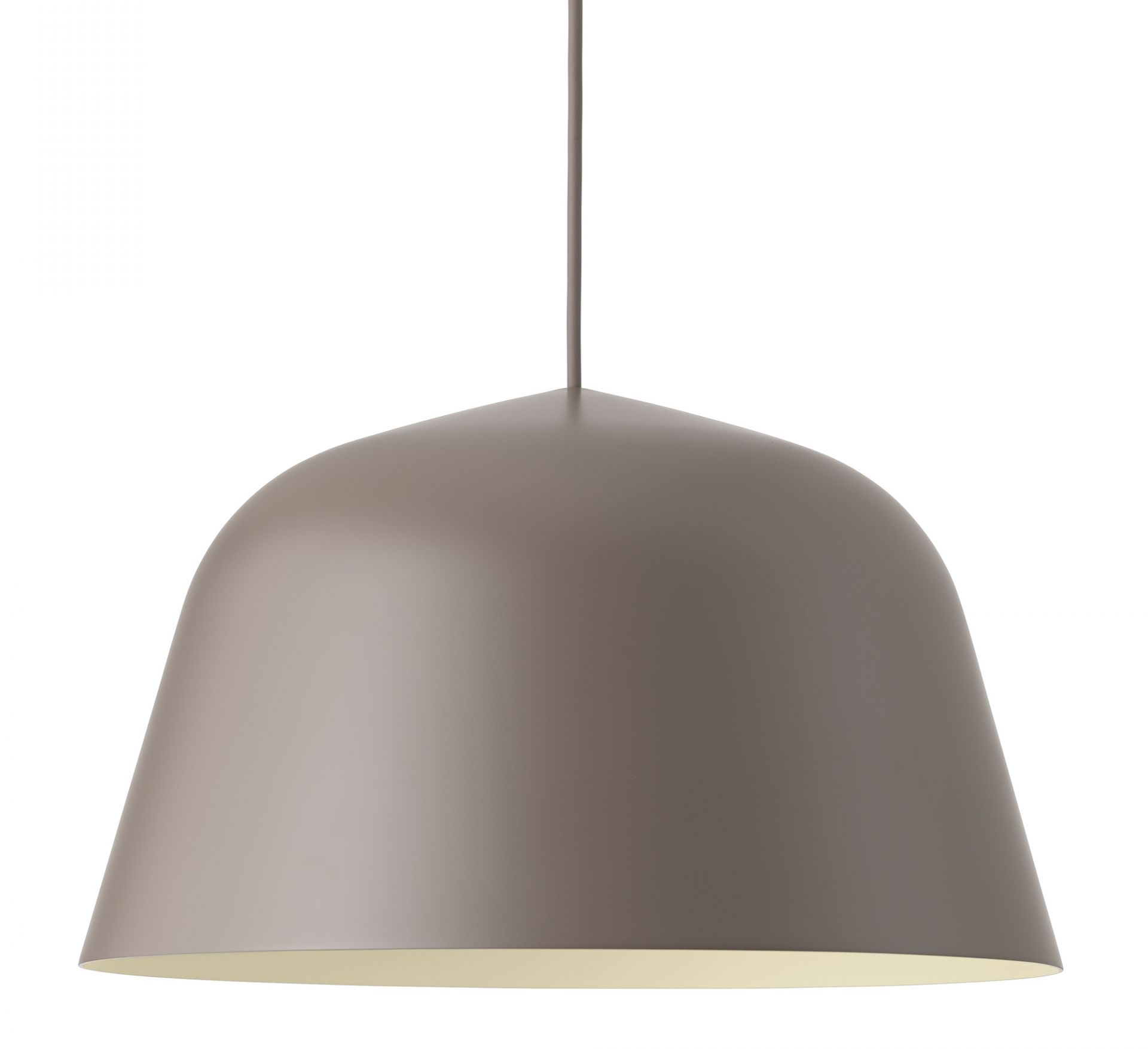 Nahaufnahme der Muuto Ambit Pendelleuchte 40 in Taupe, moderne Hängelampe für Wohnraumbeleuchtung.