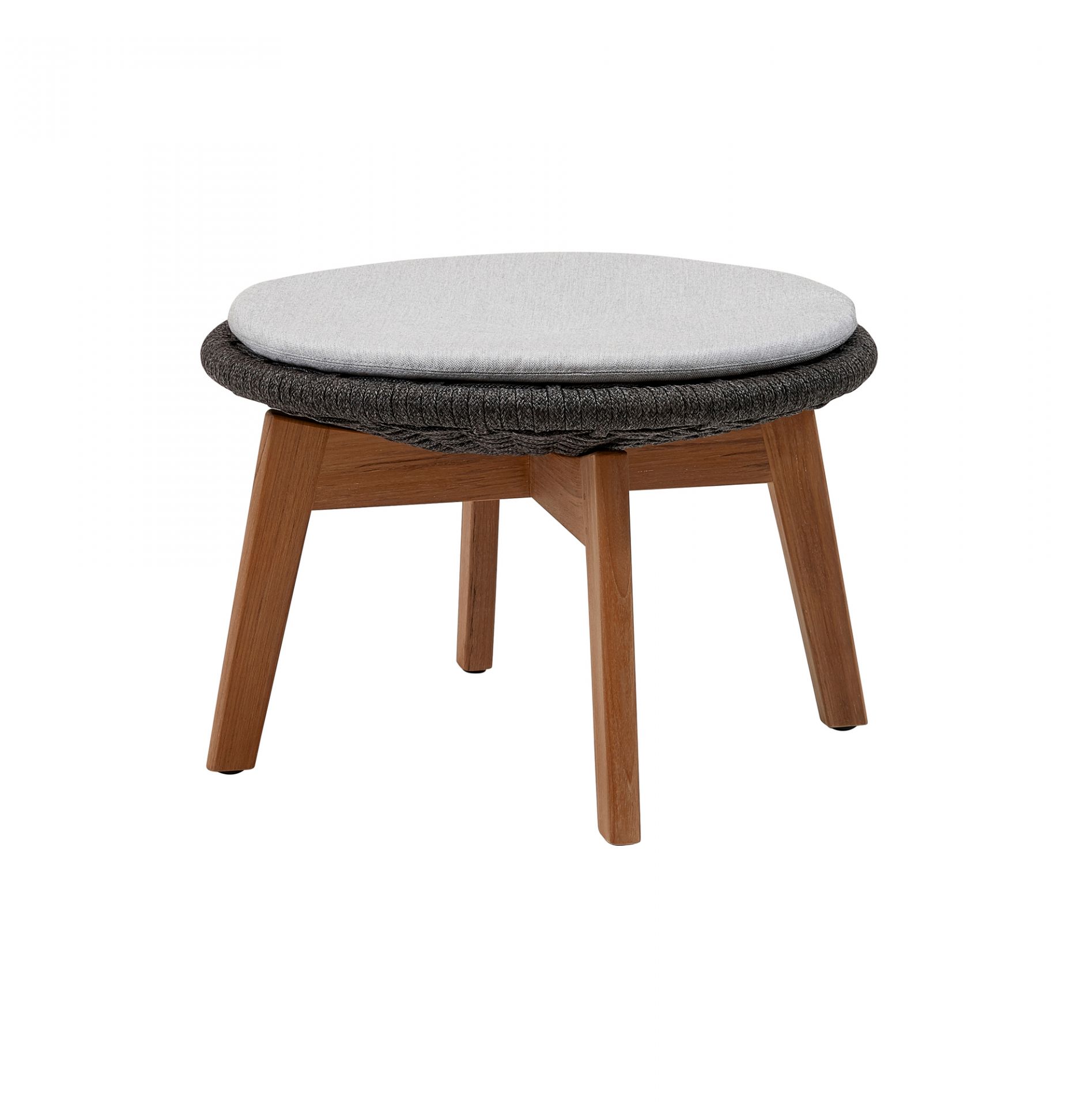 Peacock Outdoor Hocker von Cane-Line mit grauem Kissen und Teakholzbeinen. Gartenmöbel für Terrasse.
