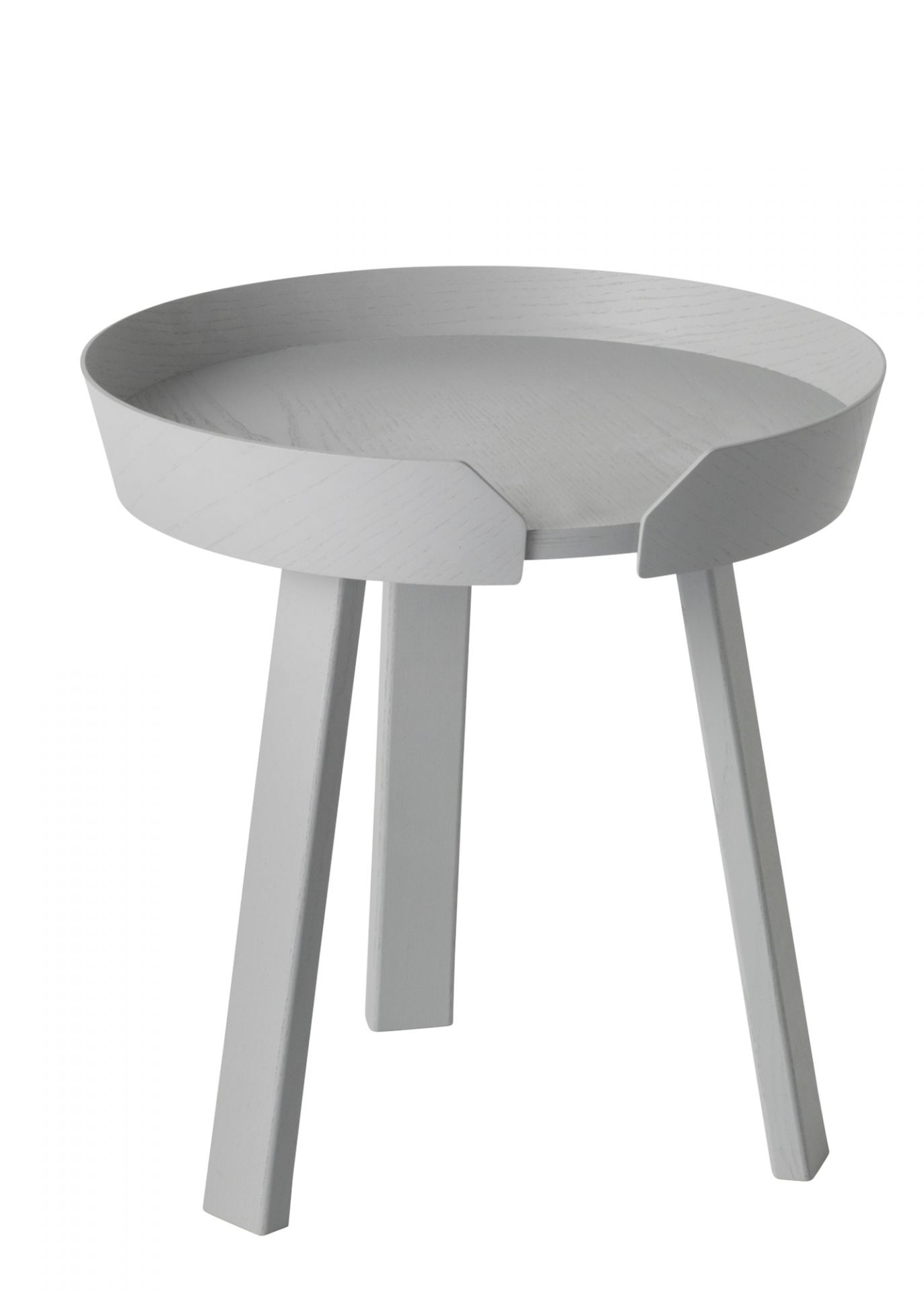 Grauer Around Coffee Table Beistelltisch von Muuto mit runder Tischplatte und drei Beinen.