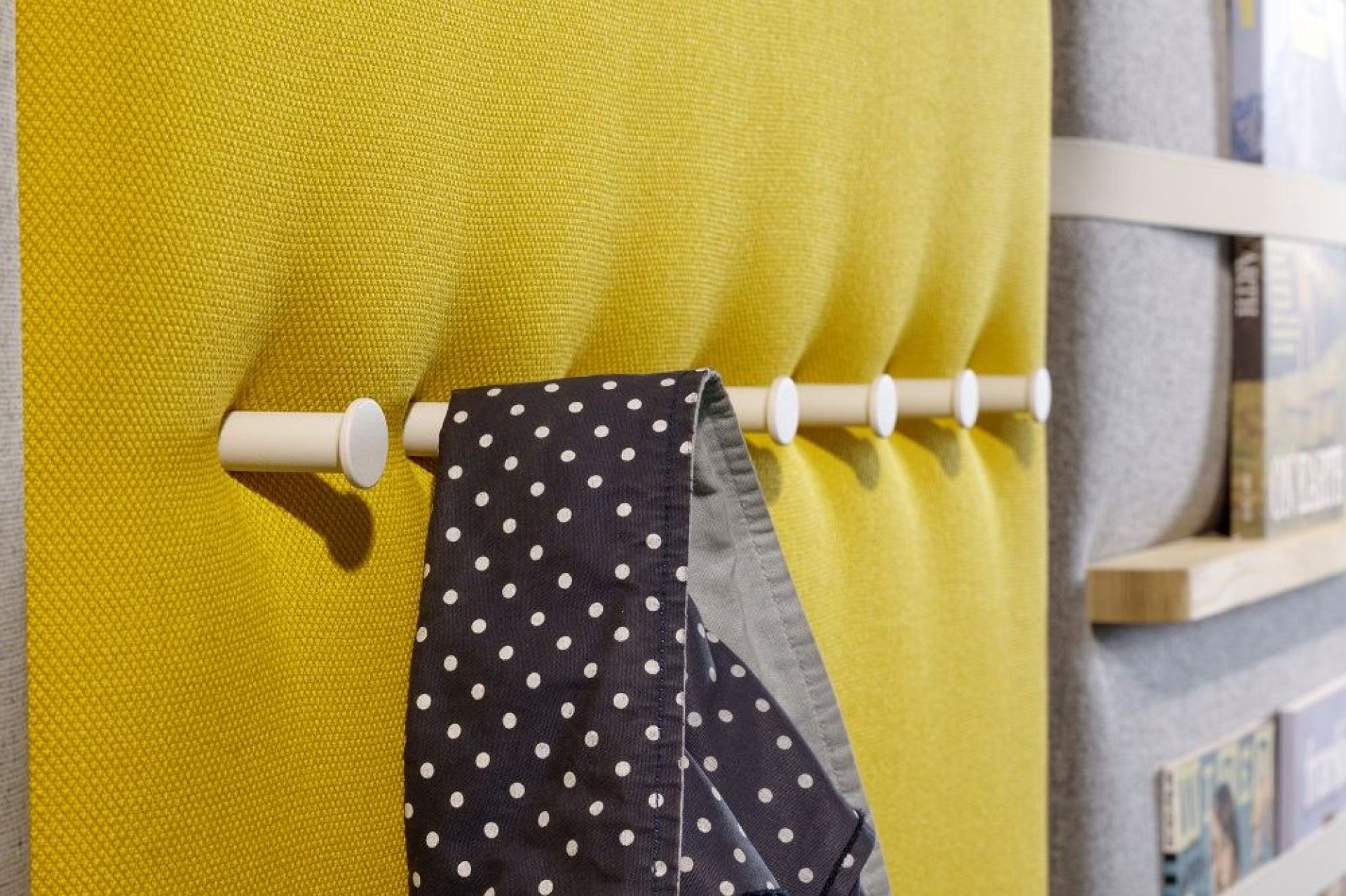 Gelbe Cascando Pillow Wall Wandpaneele mit Hakenleiste und hängender Tasche. Akustikpaneel für Büro und Zuhause.