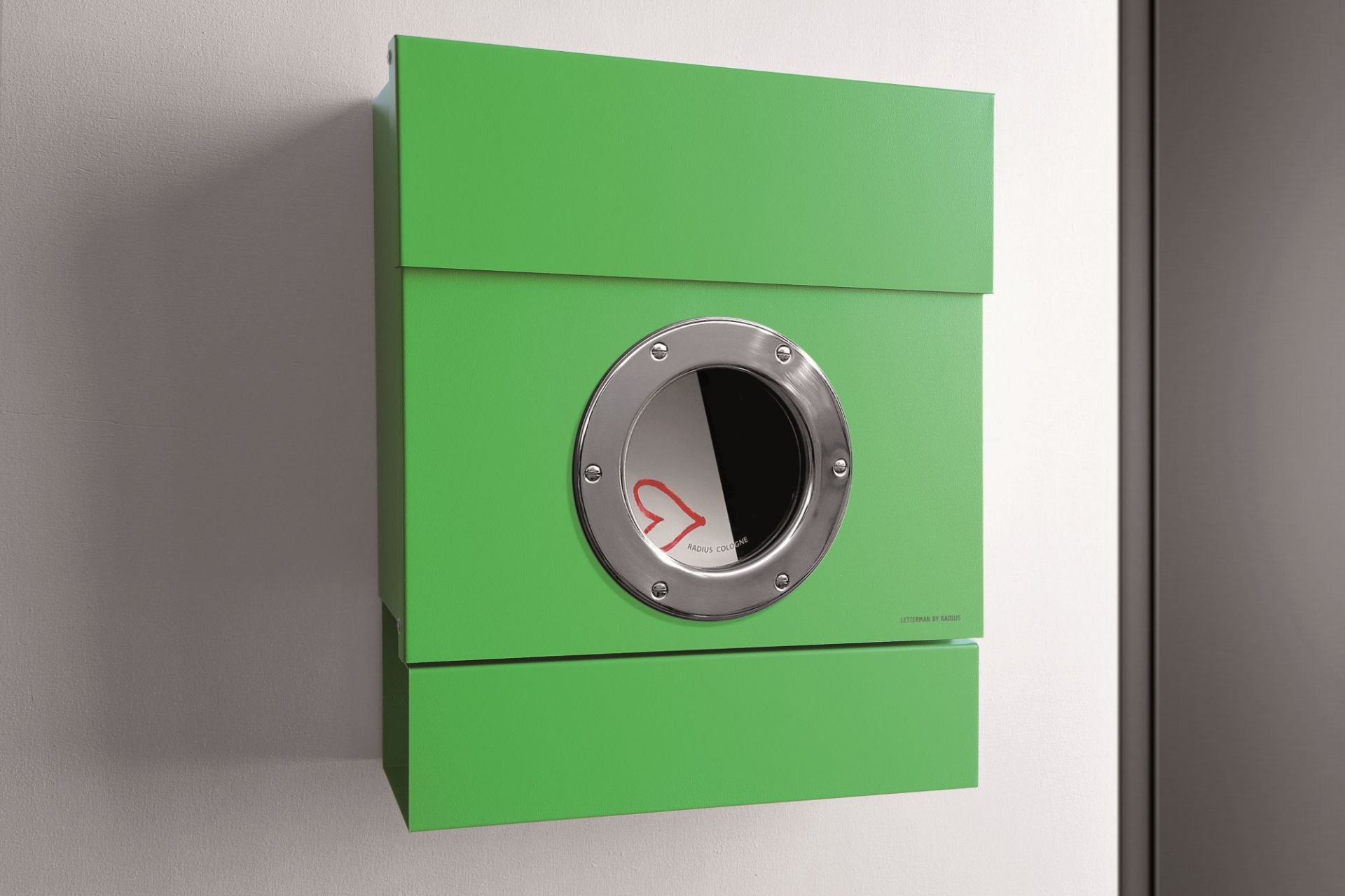 Grüner Letterman Briefkasten mit Sichtfenster und Edelstahlring, moderne Postkasten für Hauswand.
