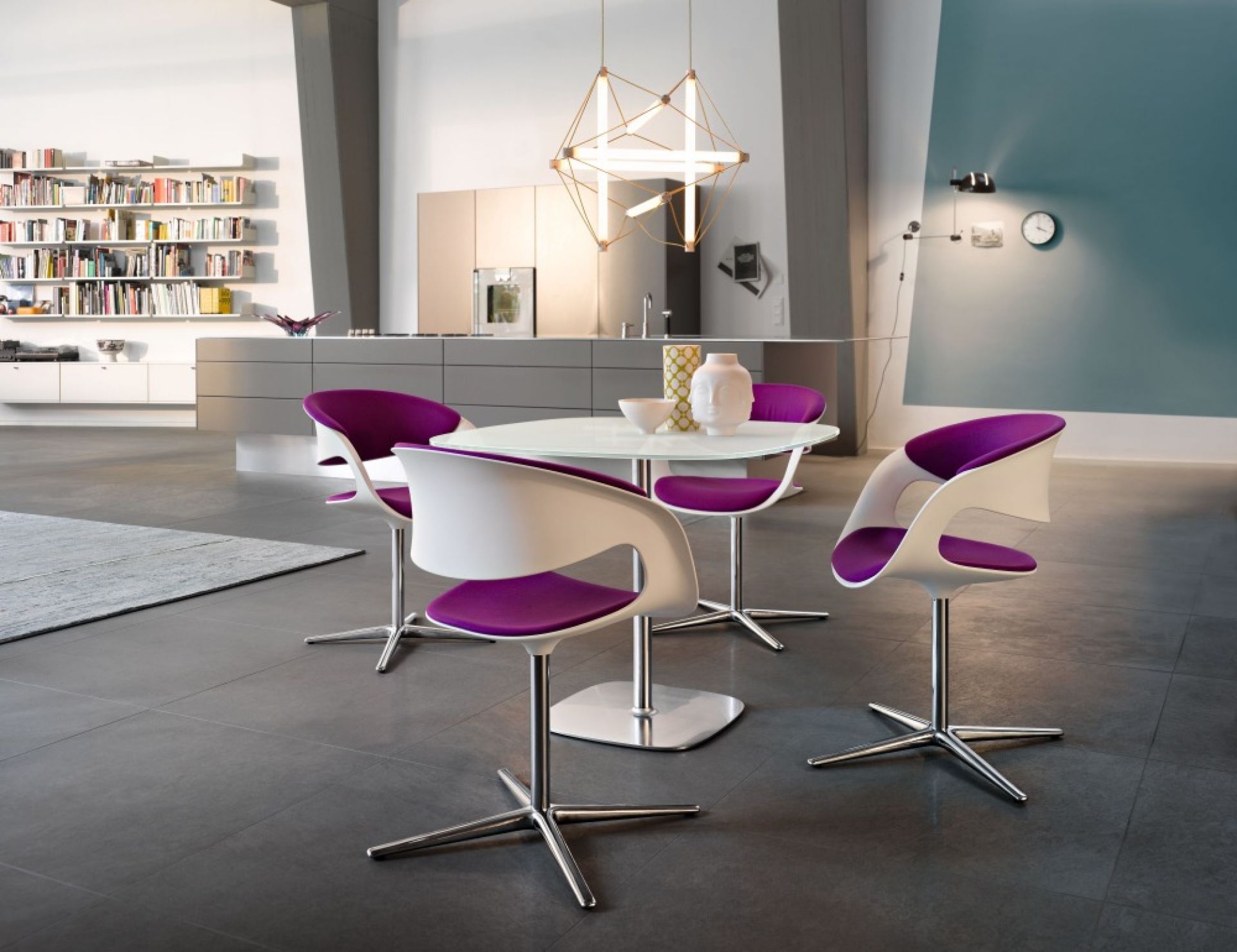 Walter Knoll Lox Table mit vier lila-weißen Sesseln in modernem Esszimmer mit Design-Pendelleuchte.