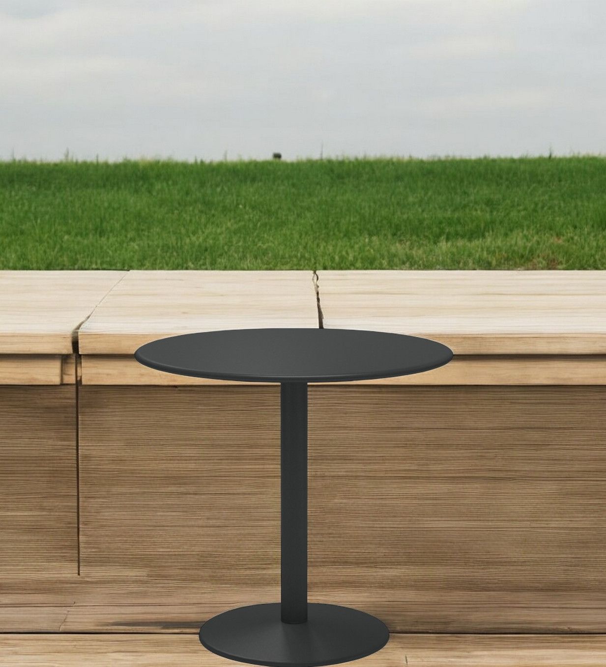 Schwarzer Thor Round Table Tisch Ø 80 cm von Emu für den Außenbereich auf Holzterrasse.