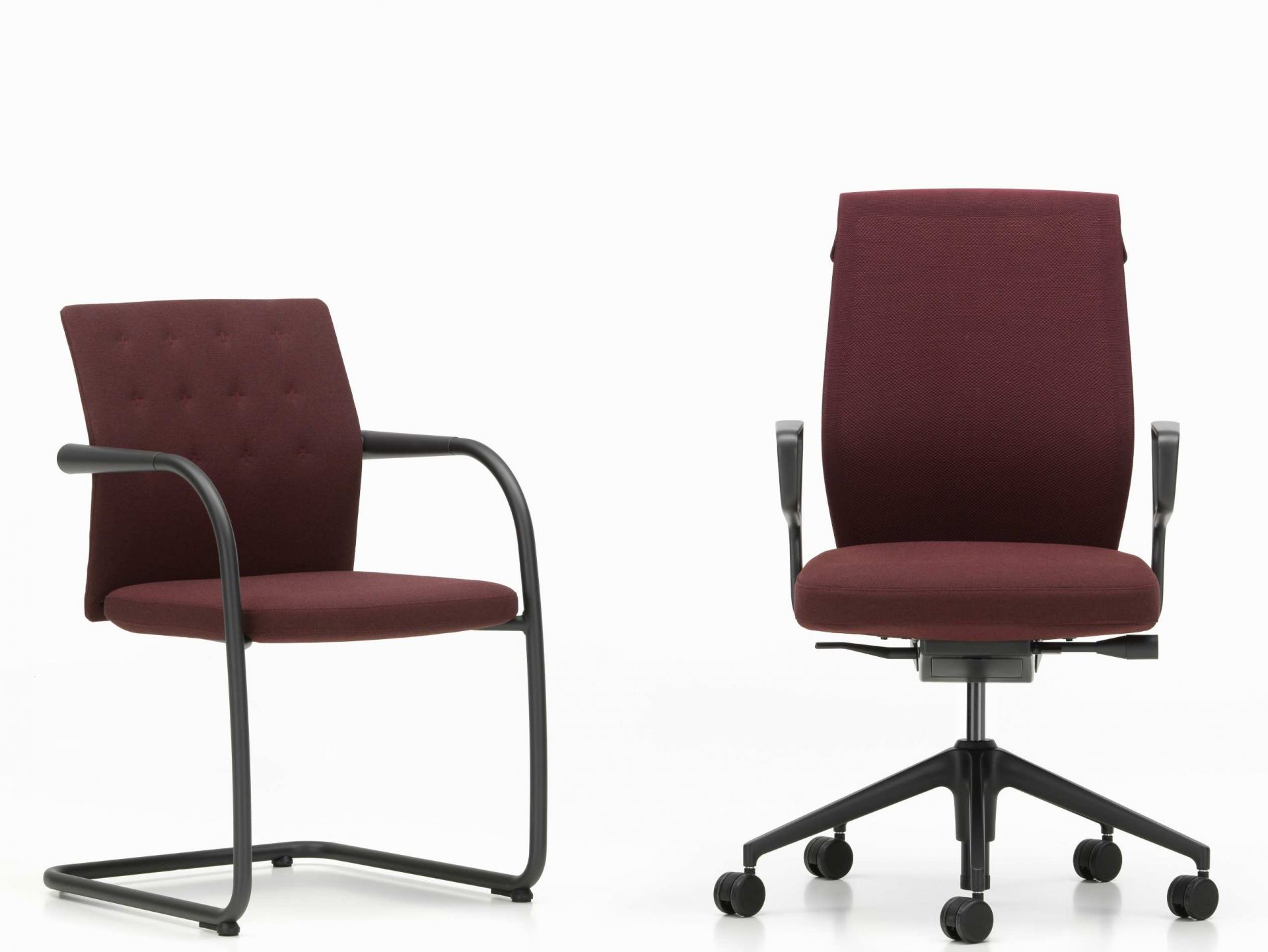 ID Cloud Bürodrehstuhl von Vitra, roter Stoffbezug, schwarzes Fußkreuz und ein Freischwinger Stuhl.