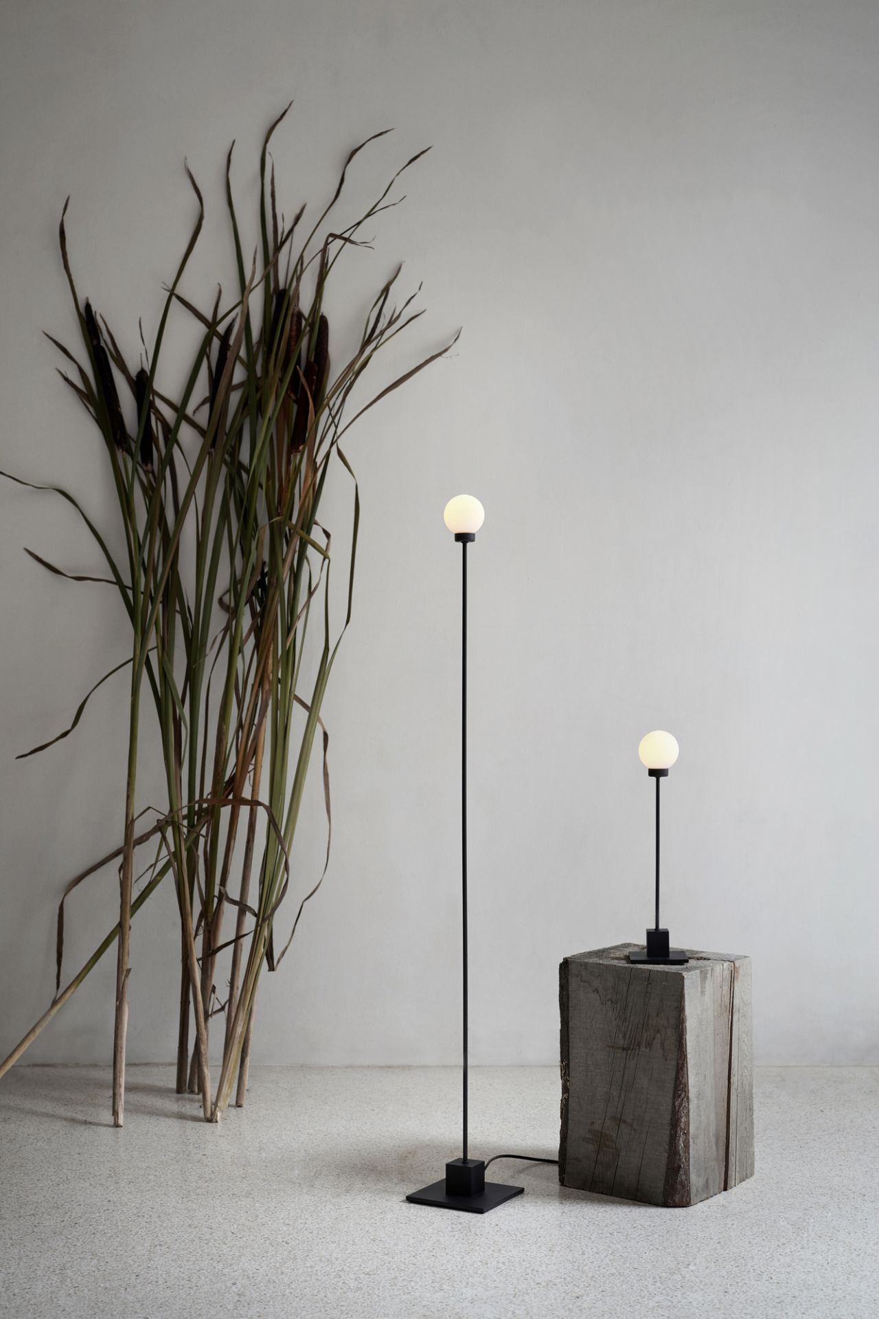 Snowball Stehleuchte von Northern: Moderne LED-Leuchte mit schwarzem Fuß und kugelförmigem Lampenschirm.