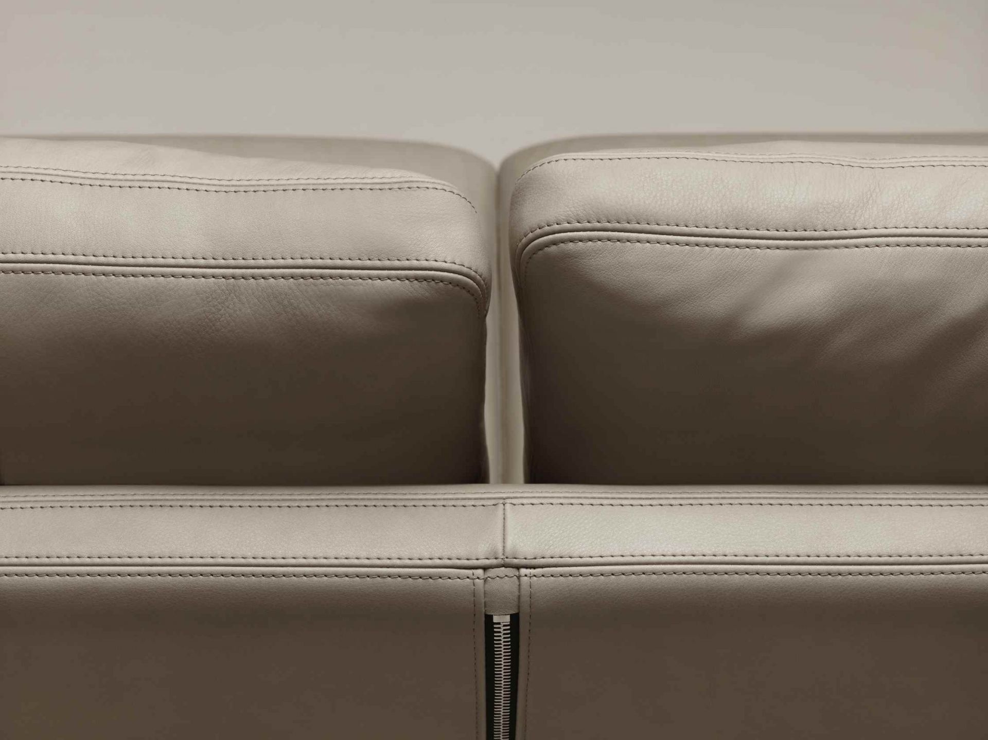 Detailaufnahme des Suita Sofas von Vitra, ein modernes Ledersofa mit präzisen Nähten und Reißverschluss.